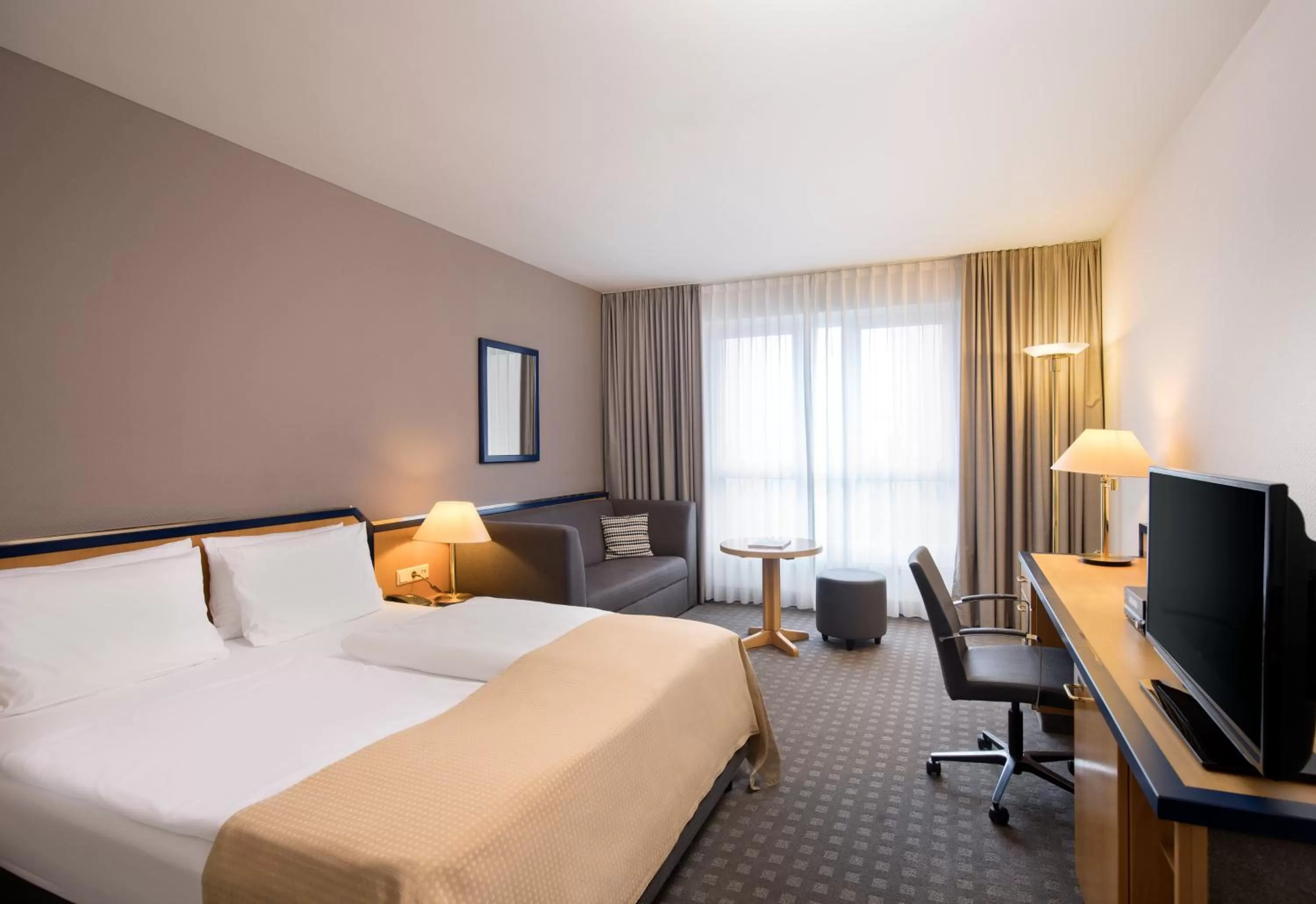 Photo of the whole room, Bed in Holiday Inn Hamburg, an IHG Hotel
