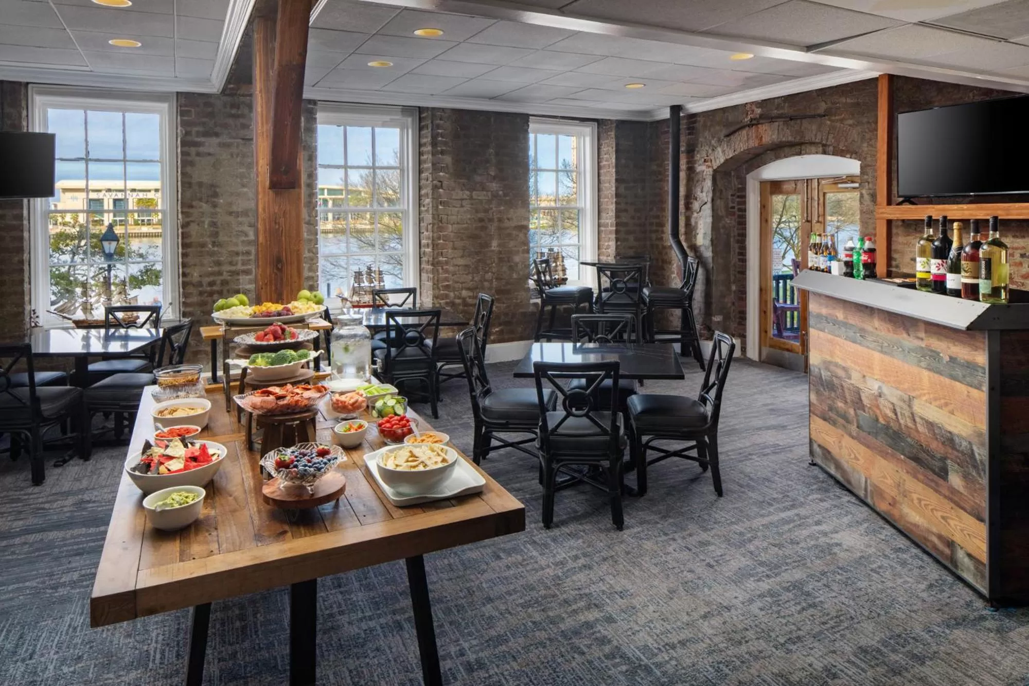 Restaurant/places to eat in River Street Inn