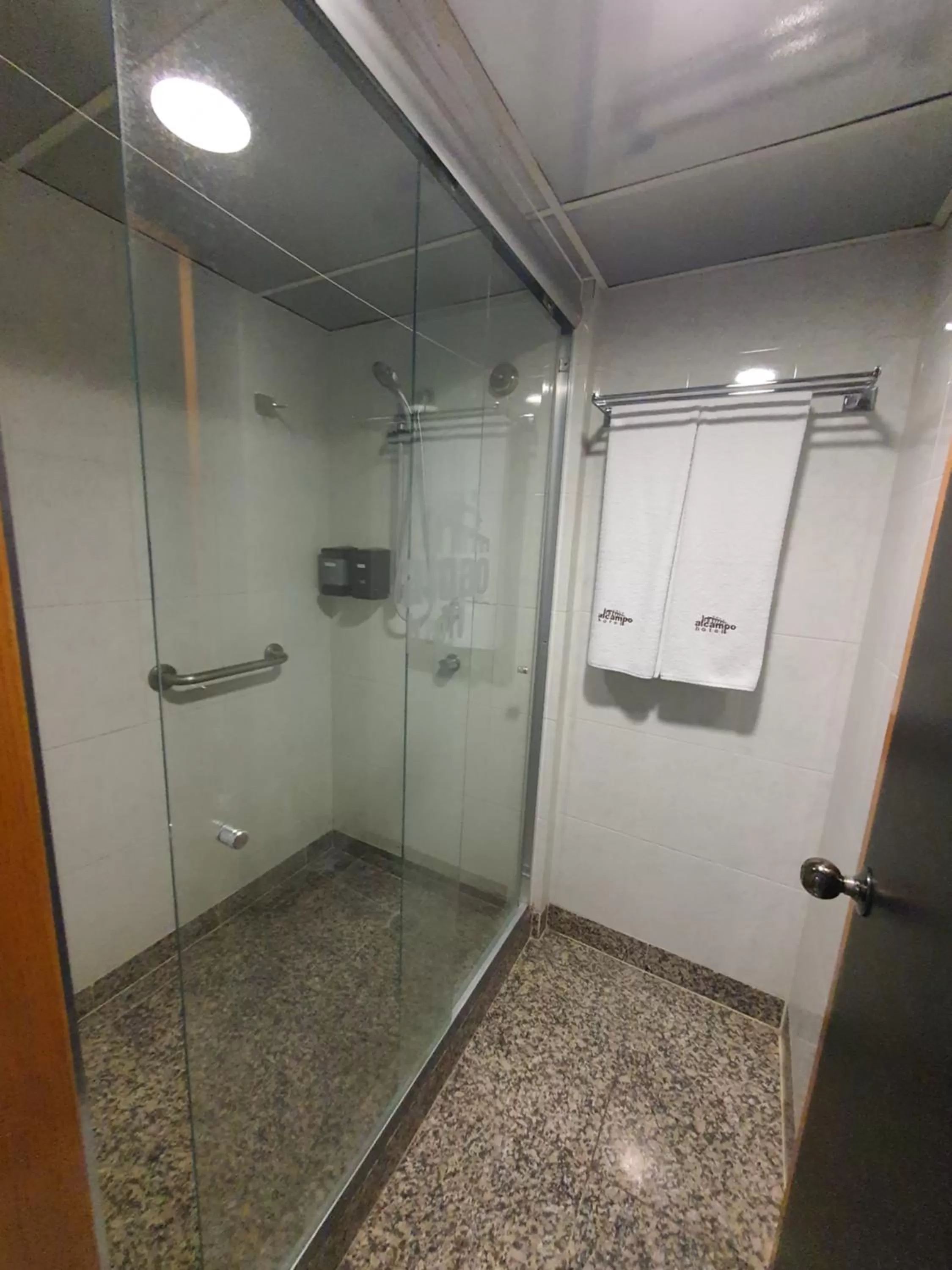 Bathroom in Hotel Alcampo