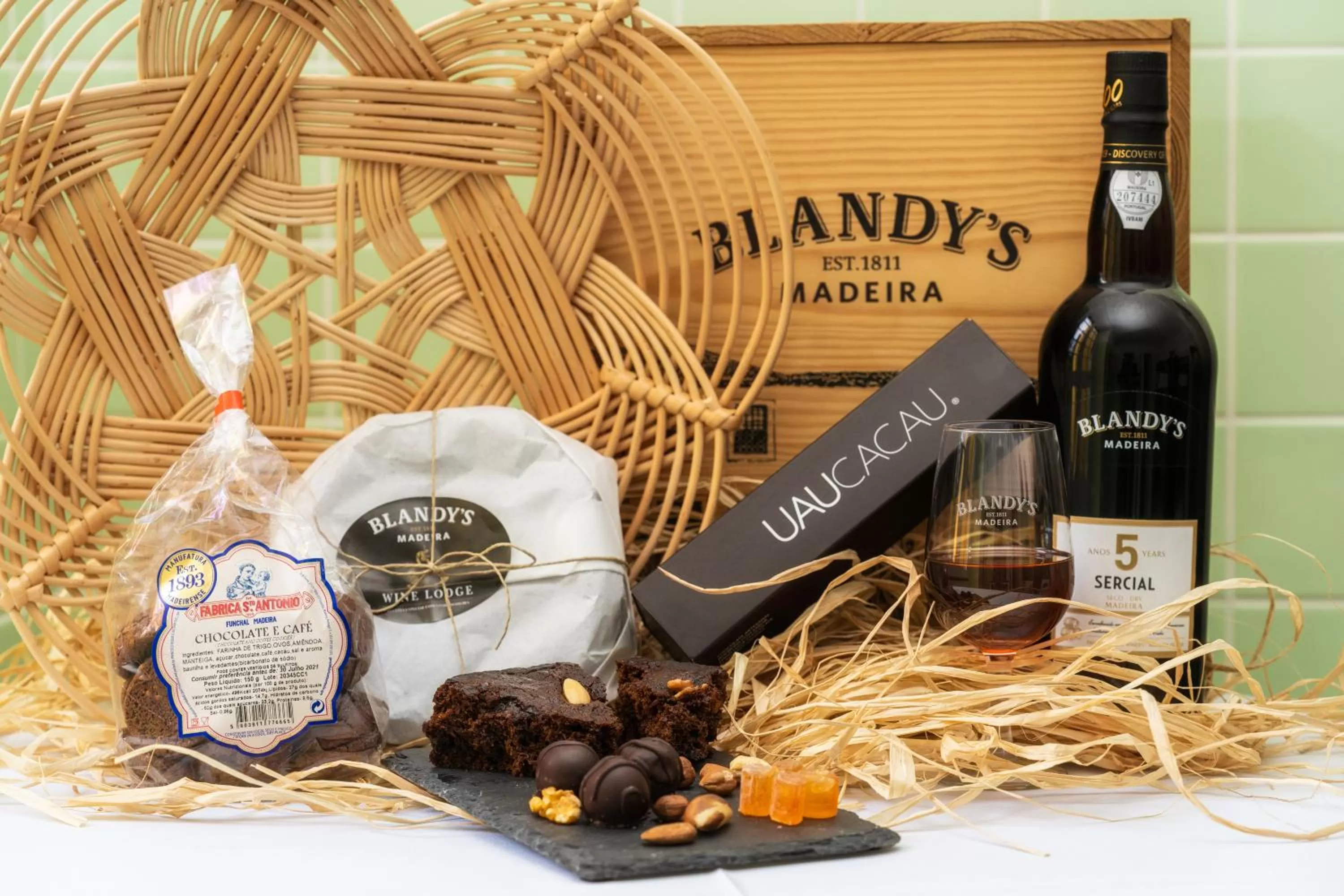 Food and drinks in The Wine Lodges by An Island Apart