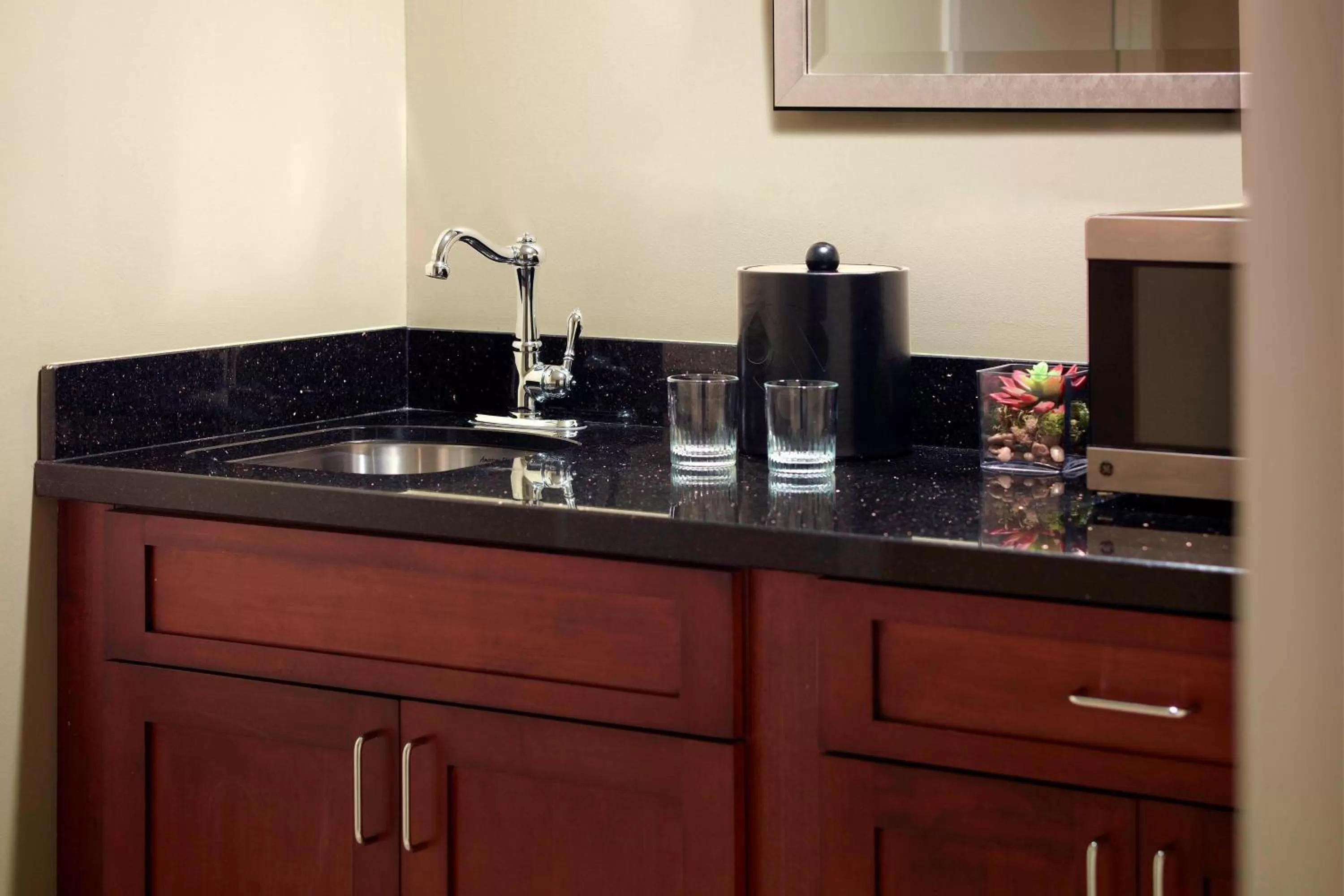 Lounge or bar in New Orleans Marriott Metairie At Lakeway