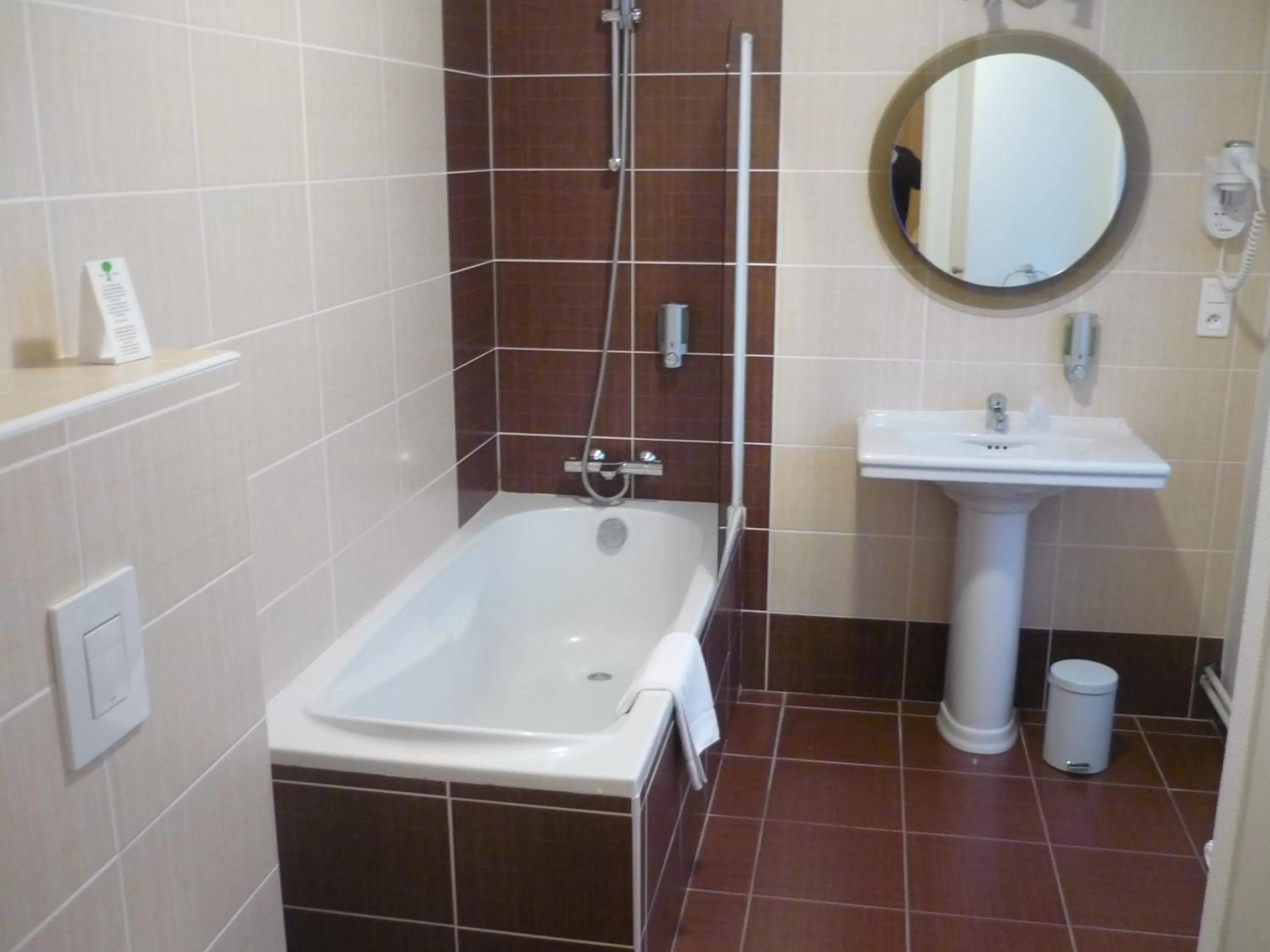 Bathroom in The Originals Boutique, Hôtel Terminus, Bourg-en-Bresse Gare