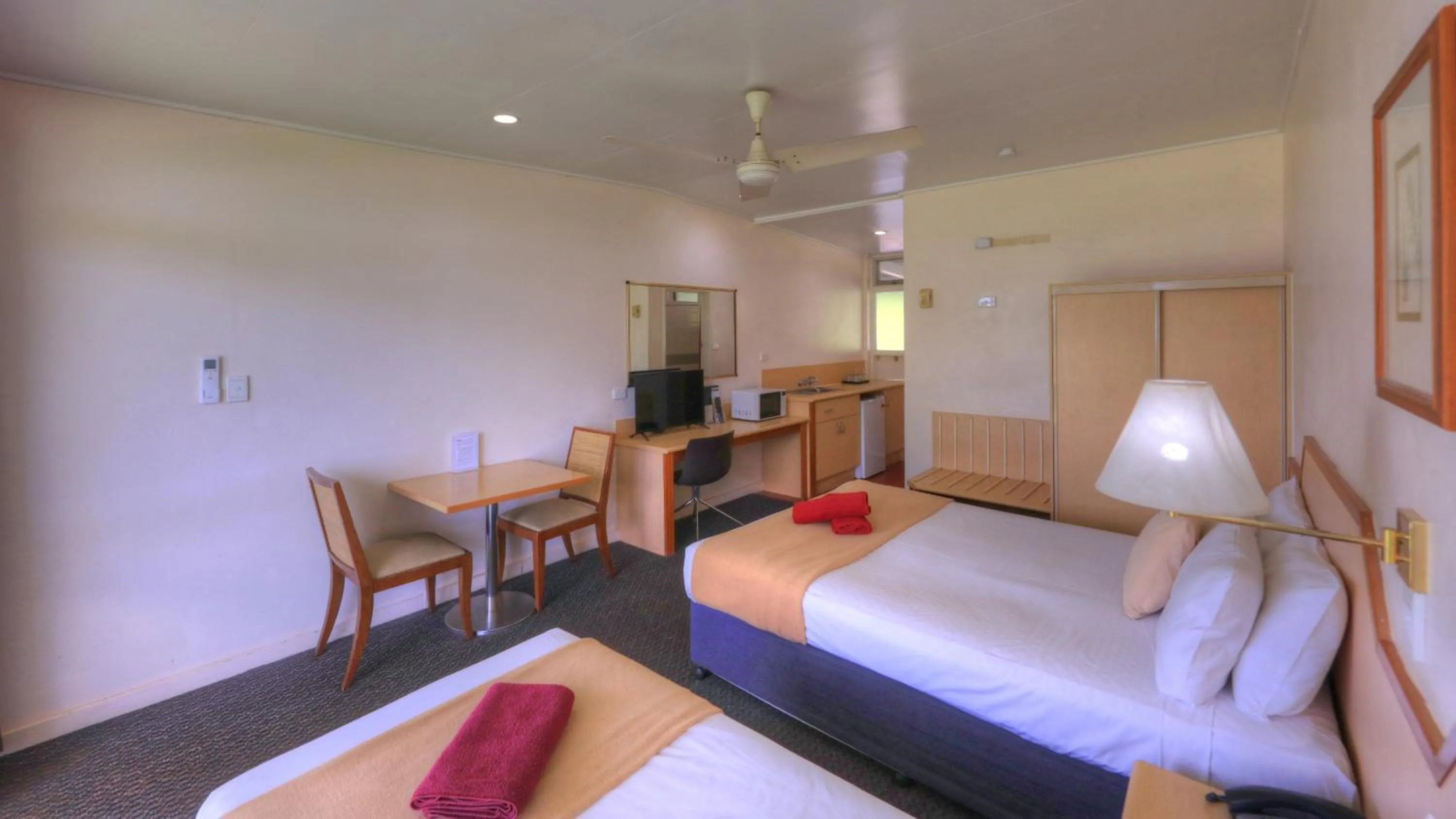 Communal lounge/ TV room, Bed in Atherton Motel