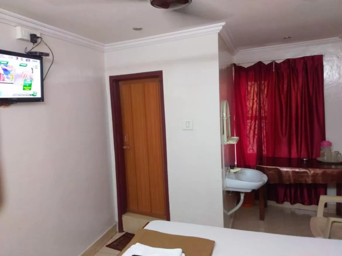 TV/Entertainment Center in Anandan Tourist Home