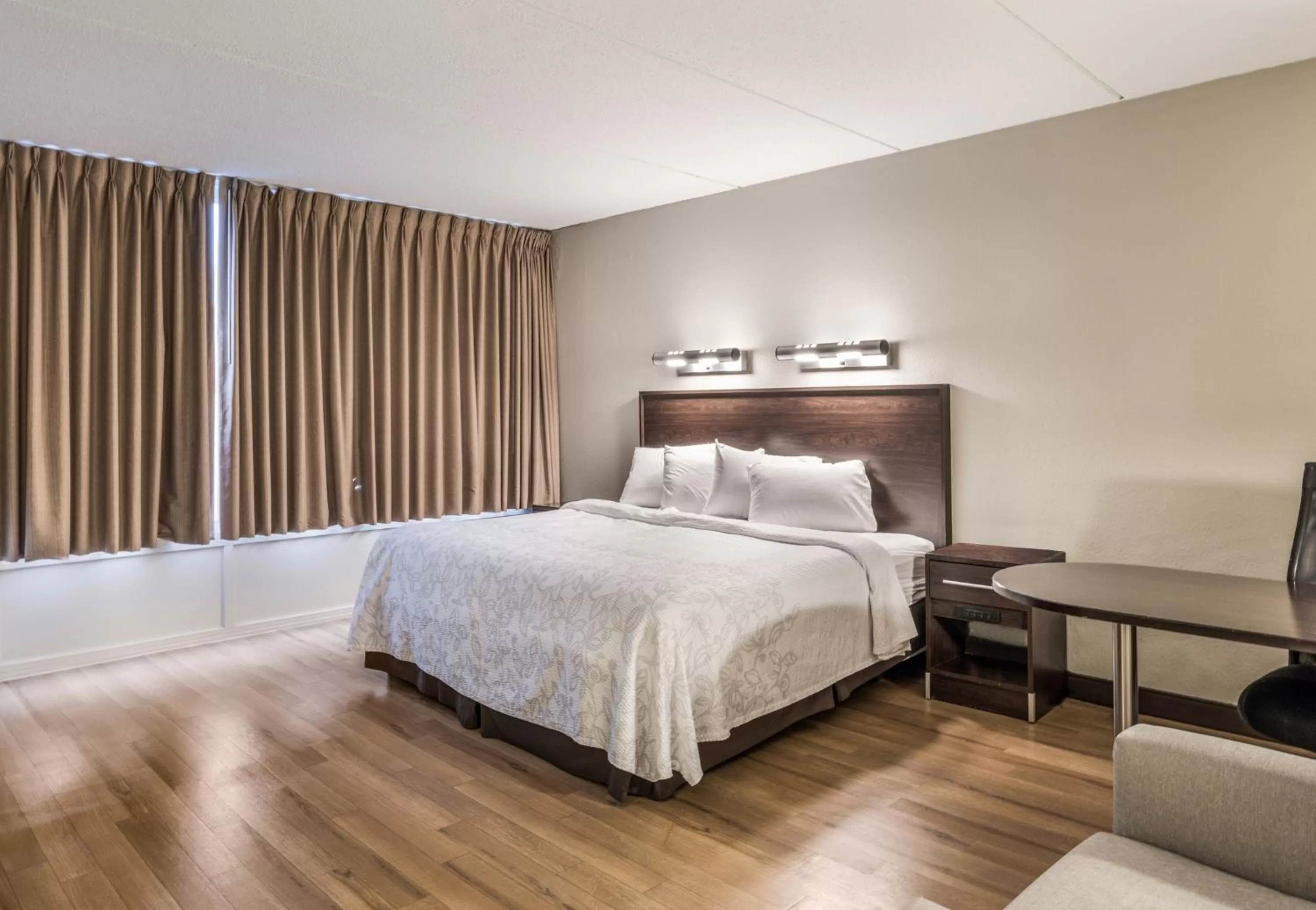 Bedroom, Bed in Red Roof Inn PLUS+ Boston - Woburn/ Burlington