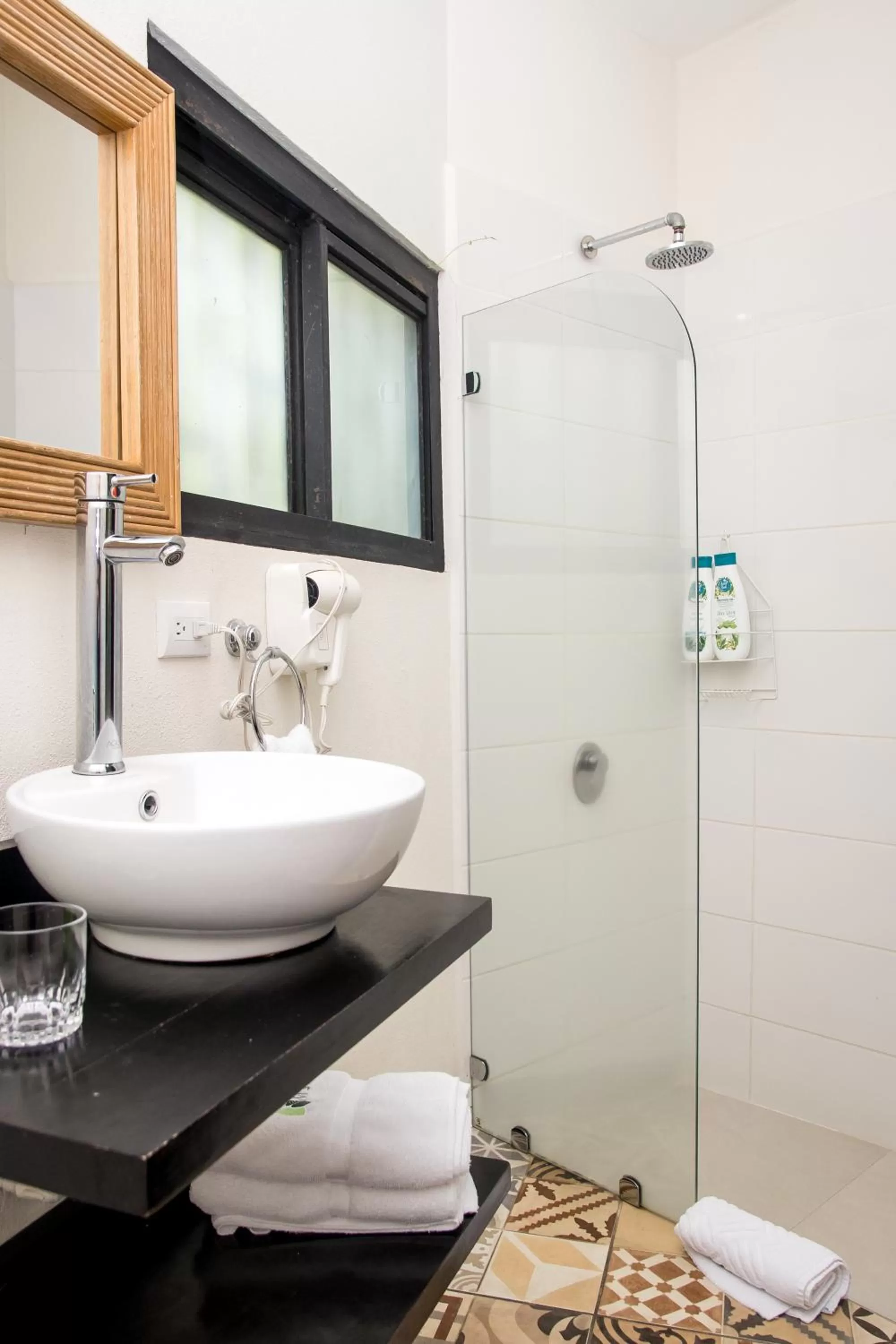 Shower, Bathroom in Casa María Aeropuerto B&B