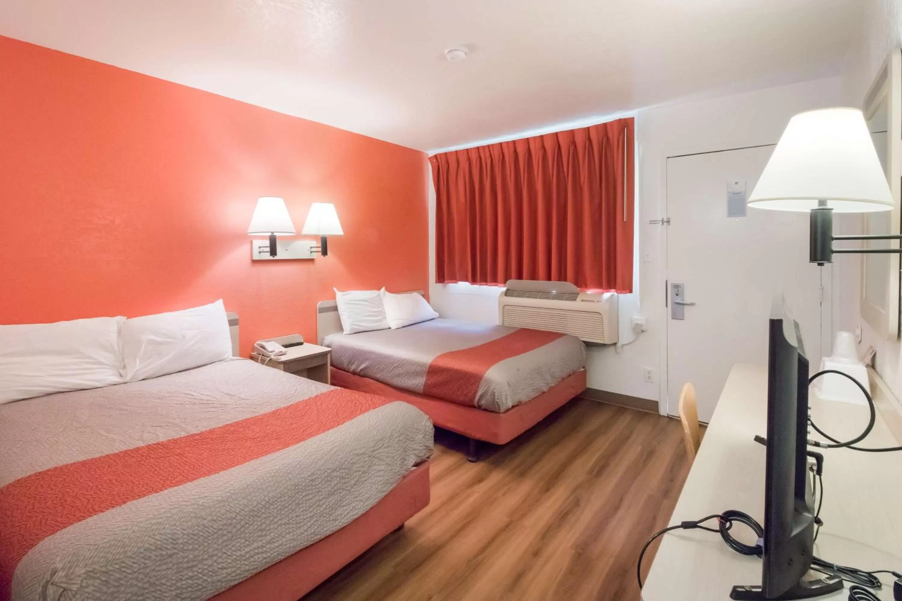 Photo of the whole room, Bed in Motel 6-Moses Lake, WA