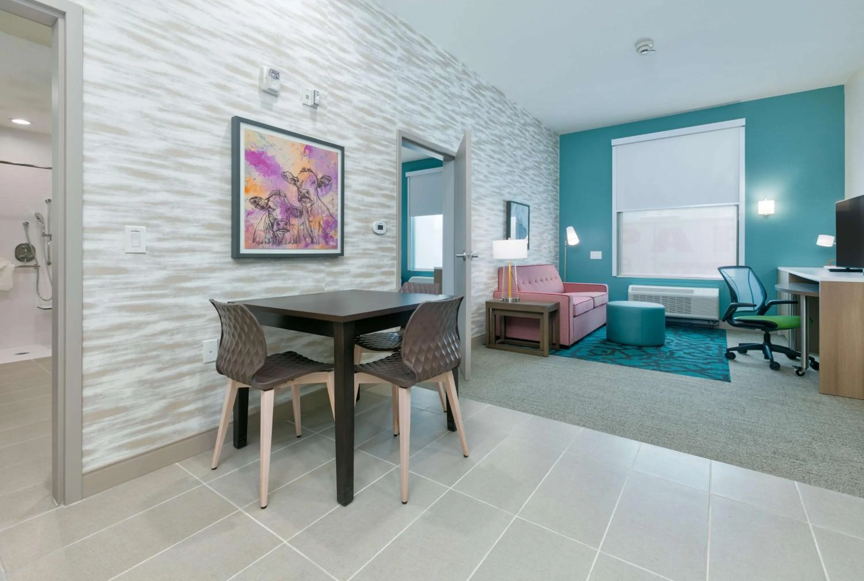 Living room, Bed in Home2 Suites By Hilton El Campo