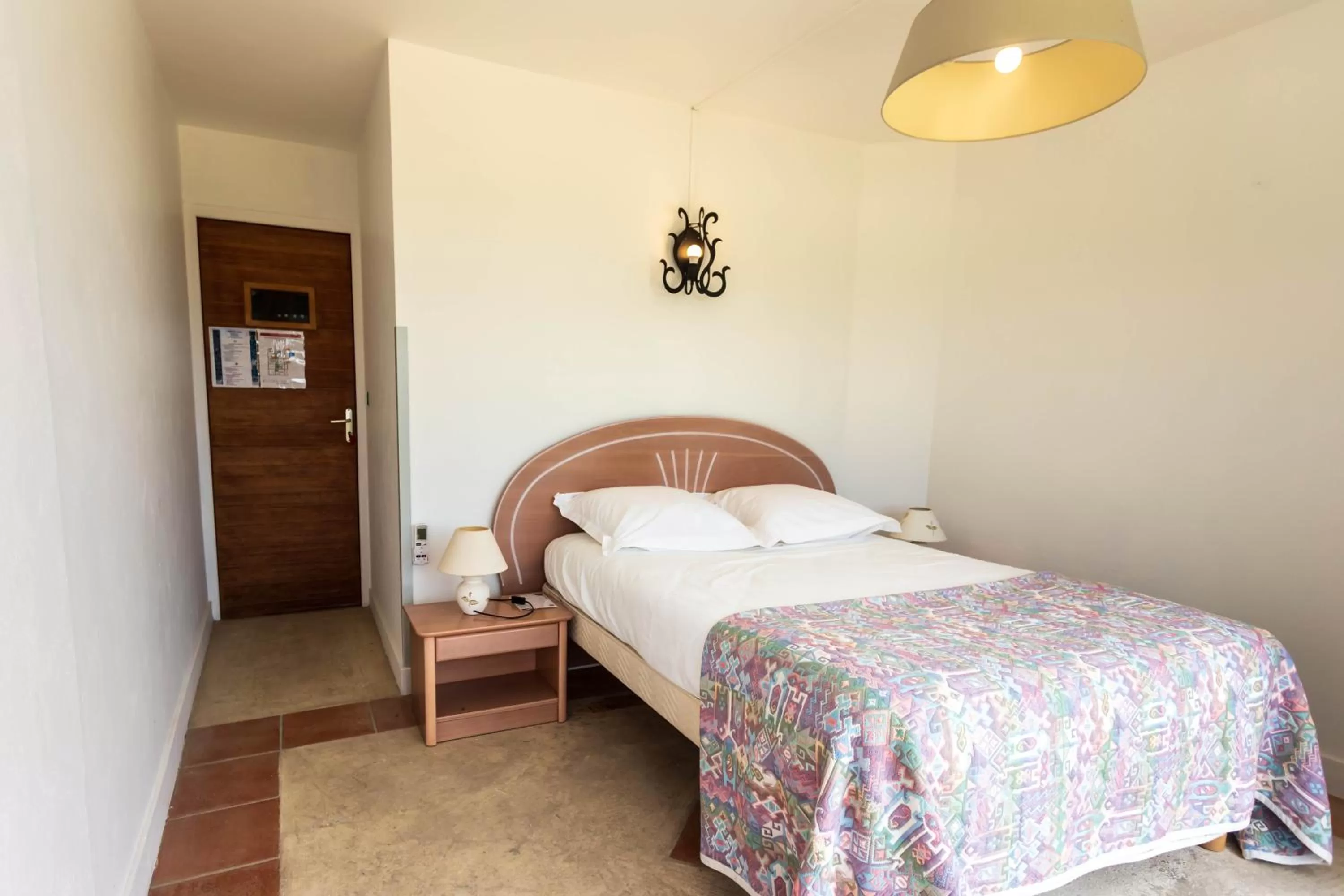 Bed in CÔTE GARONNE le BALCON DES DAMES -hôtel et restaurant- Tonneins Fauillet Marmande - vue panoramique bord de Garonne chambres climatisées