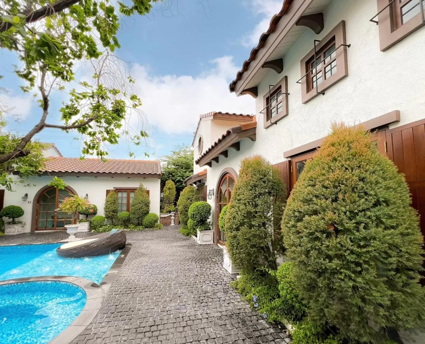 Property building in Villa Seville