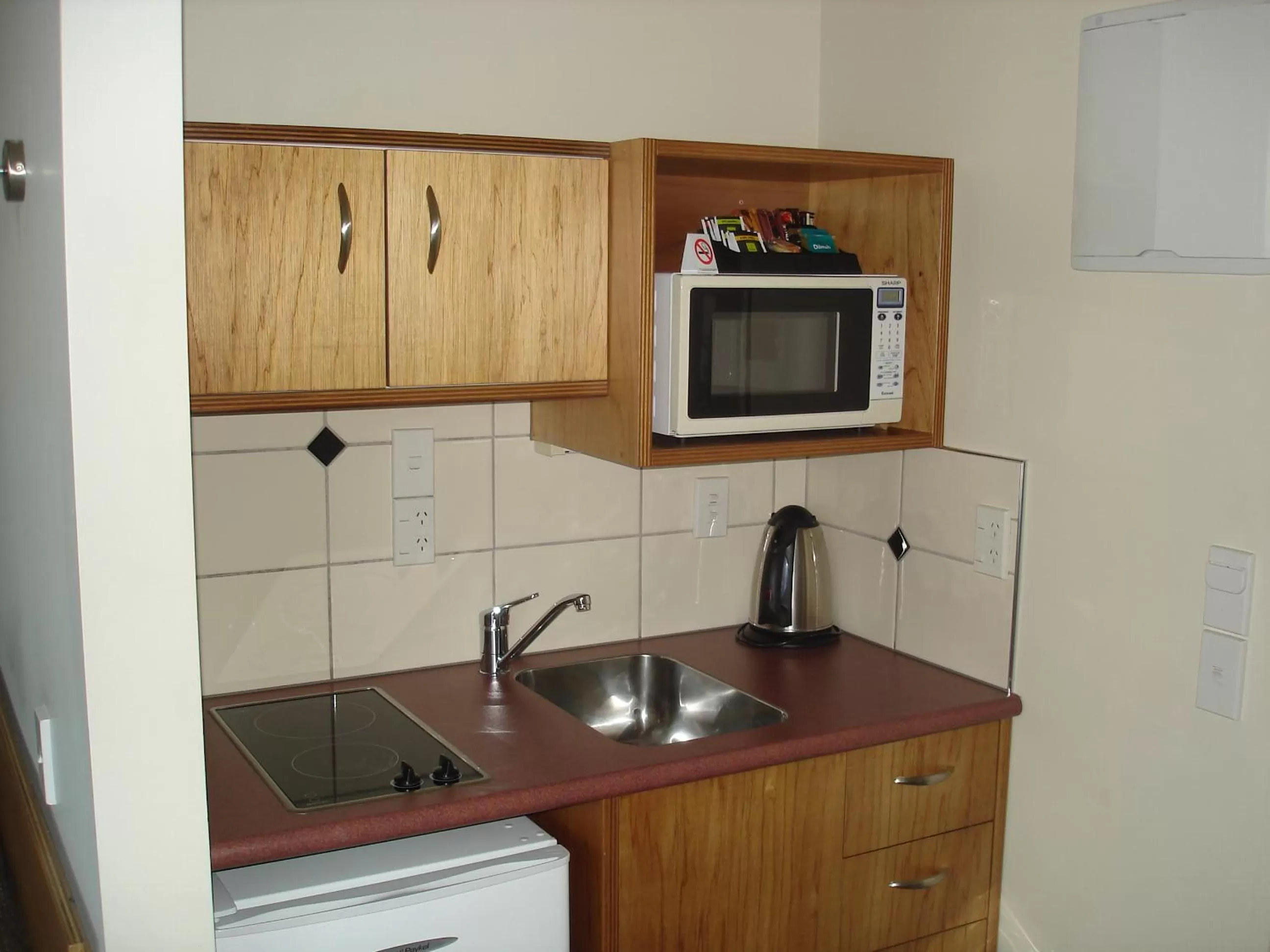 Kitchen or kitchenette in Parkside Motel