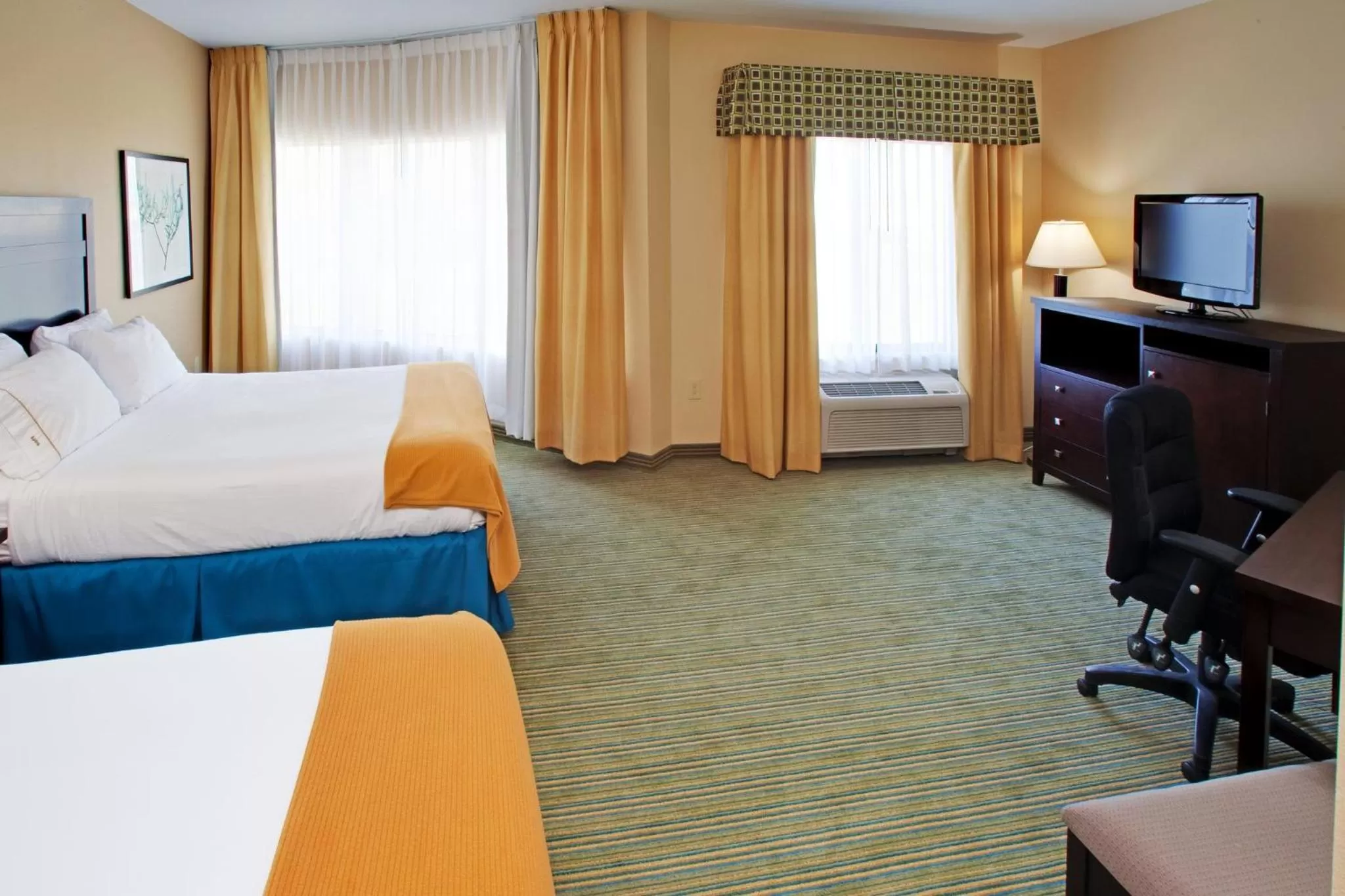 Photo of the whole room, Bed in Holiday Inn Express- Waterloo/Cedar Falls by IHG
