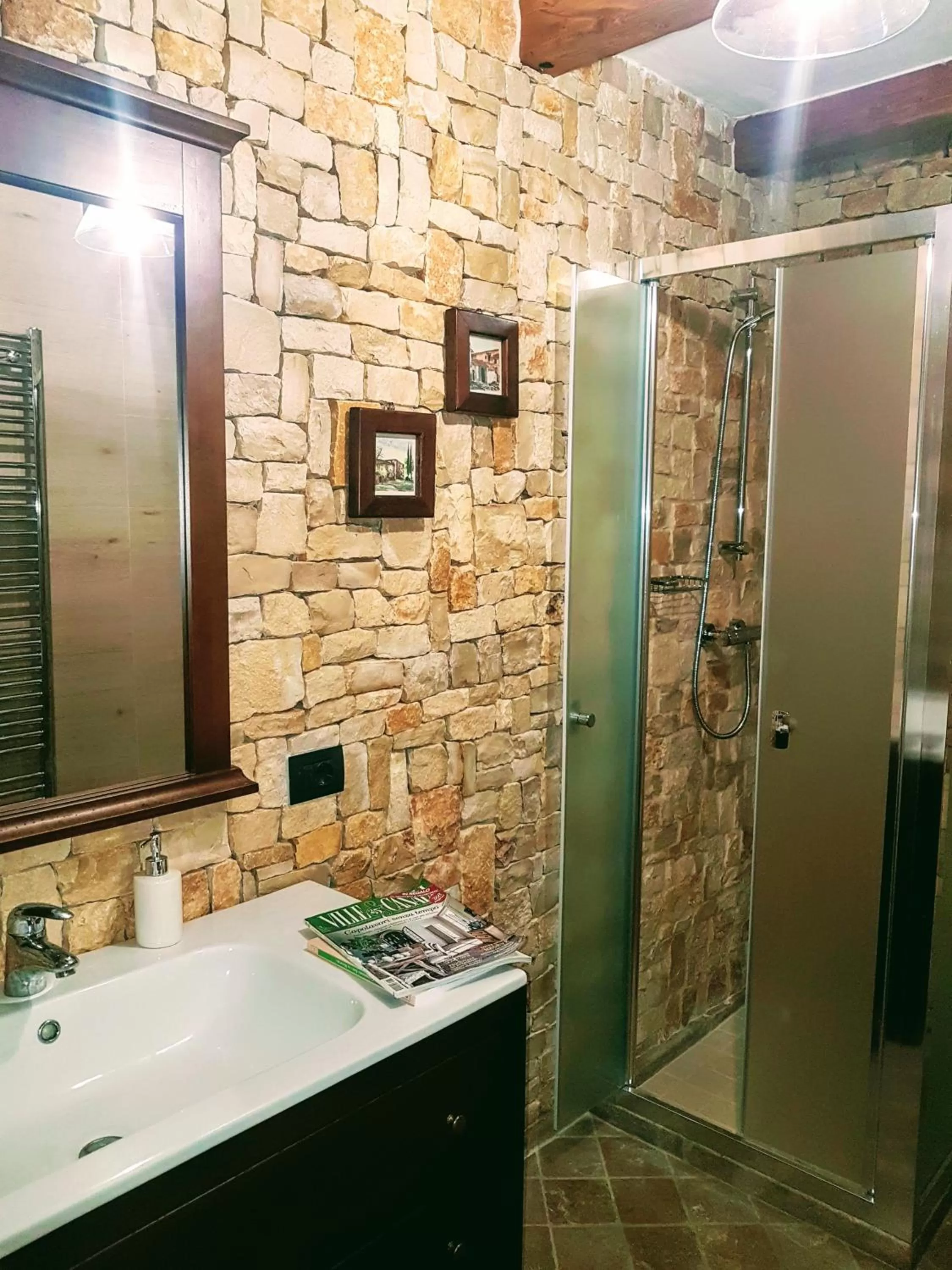 Shower in BORGO LUNA b&b