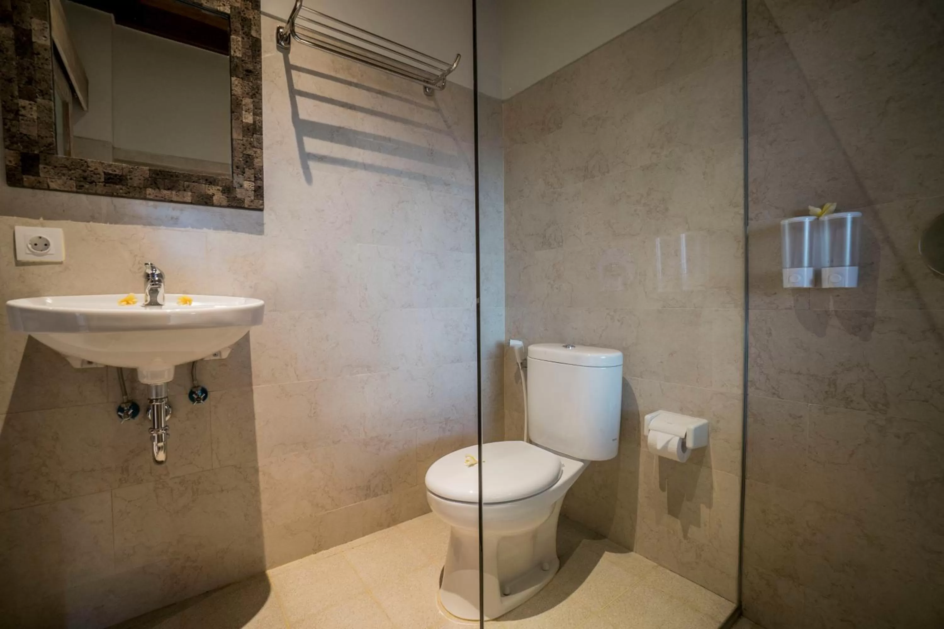 Toilet in Gerindem Cottages