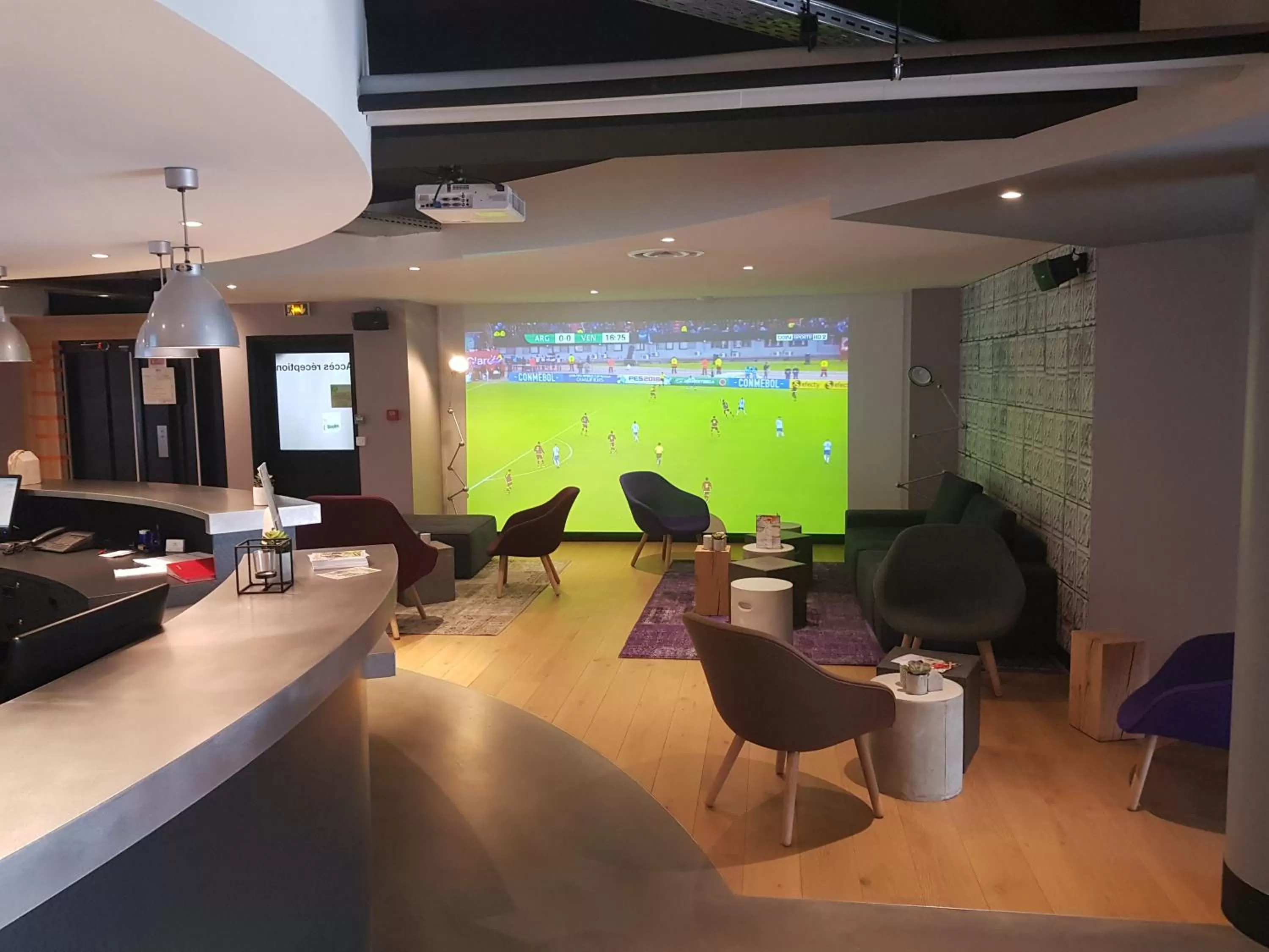 Communal lounge/ TV room in Campanile Marne-La-Vallée - Torcy