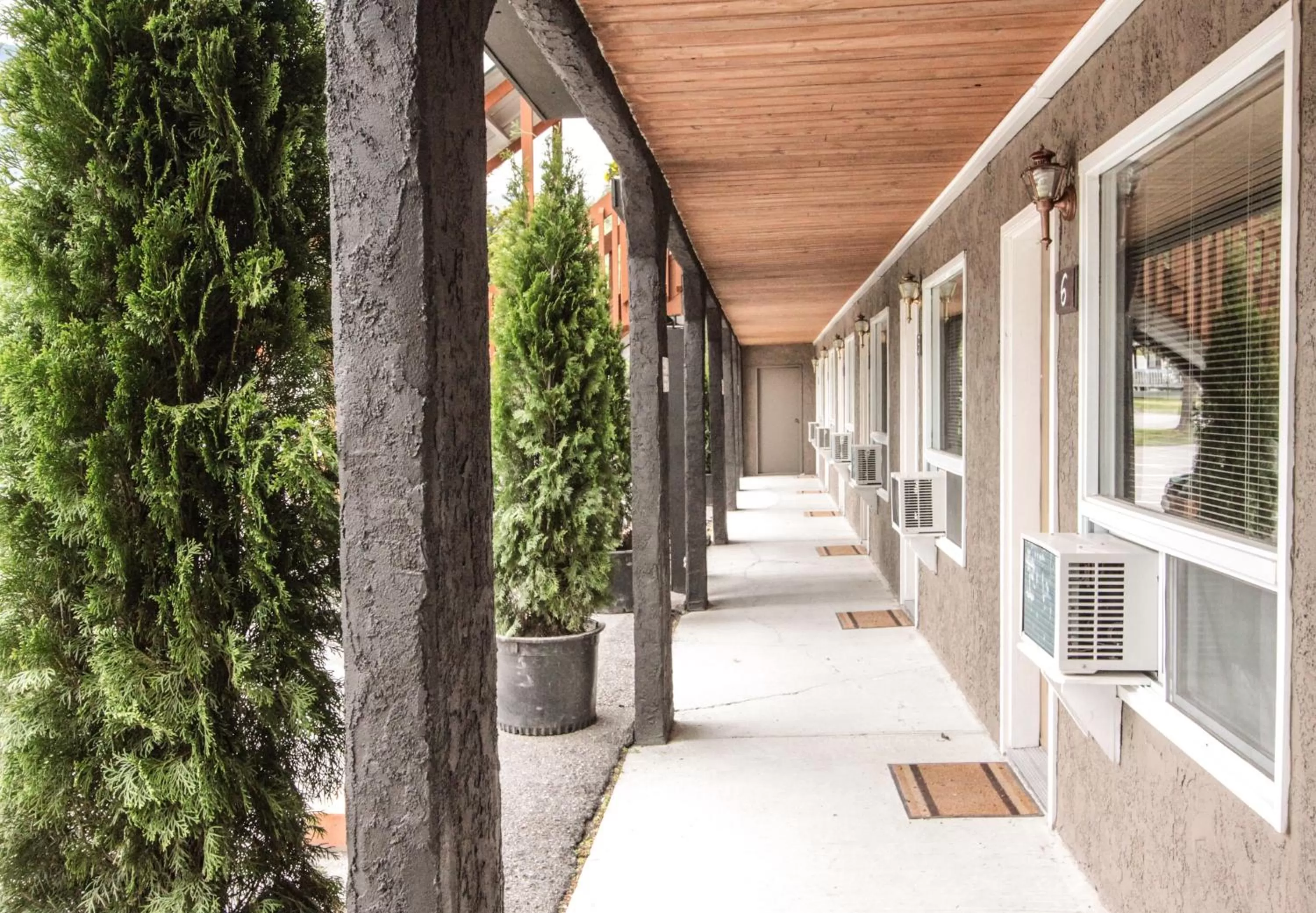 Facade/entrance in Crystal Springs Lodge