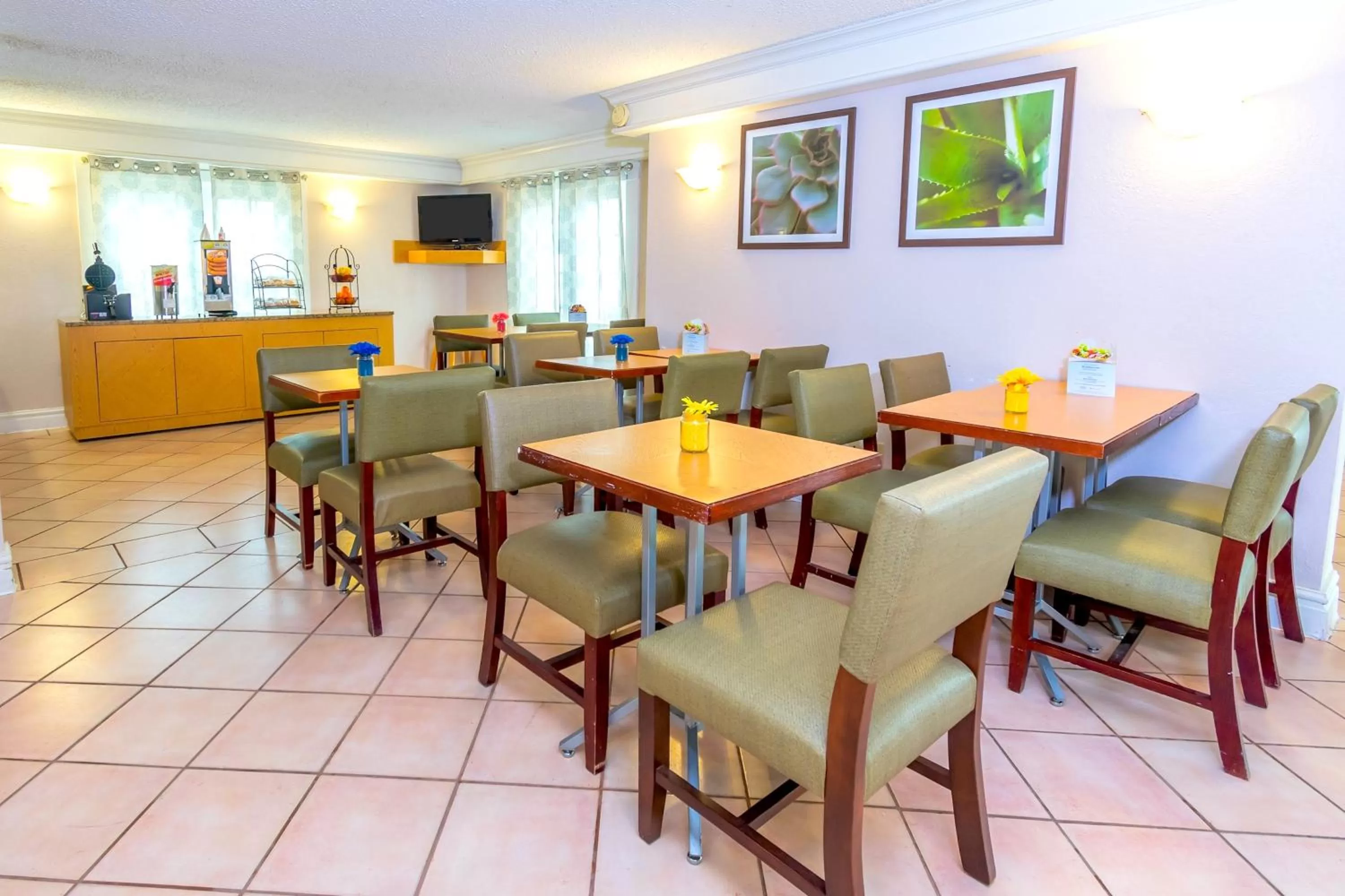 Dining area in La Quinta Inn by Wyndham Clute Lake Jackson
