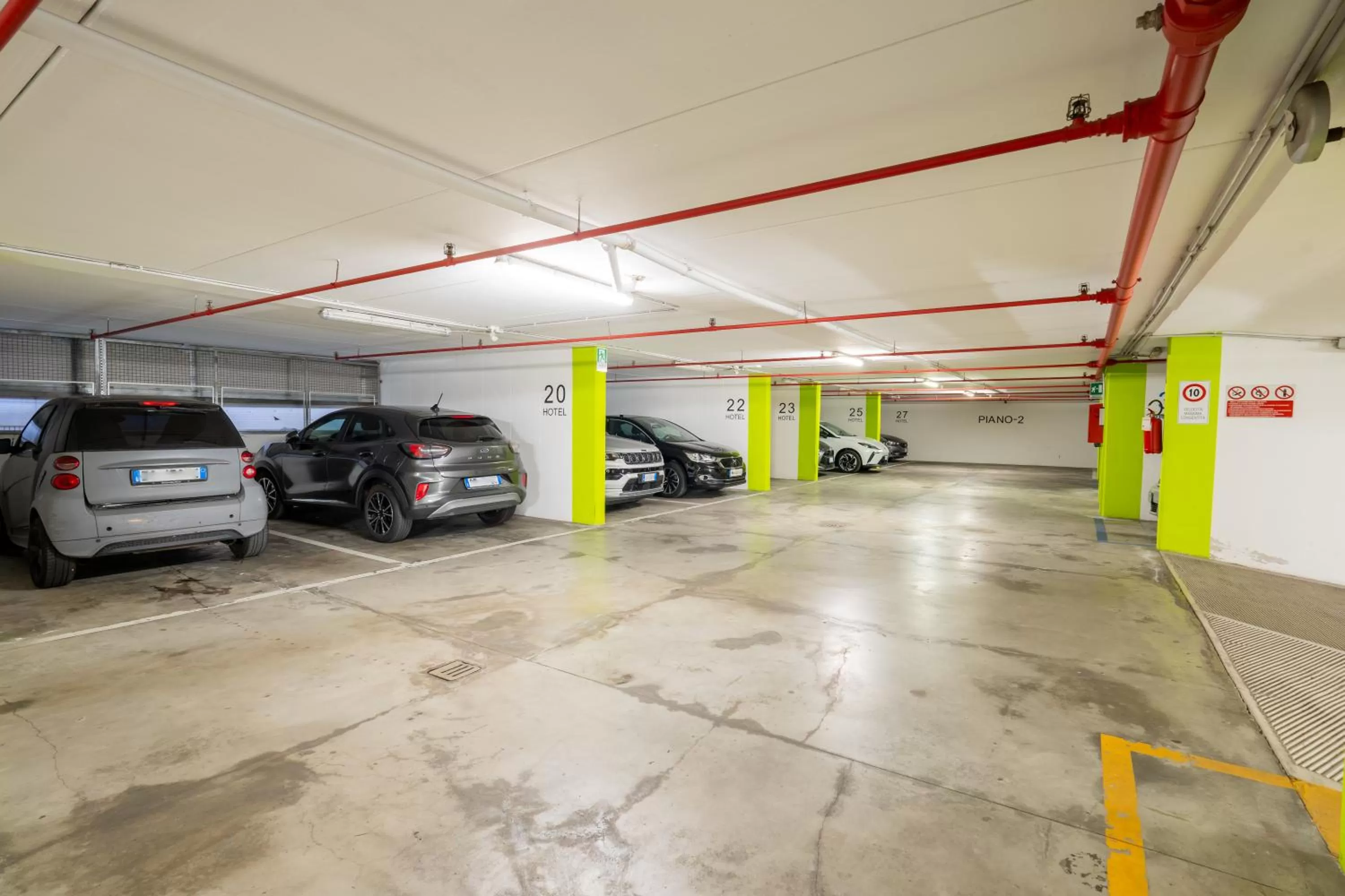 Parking in Hotel Des Etrangers