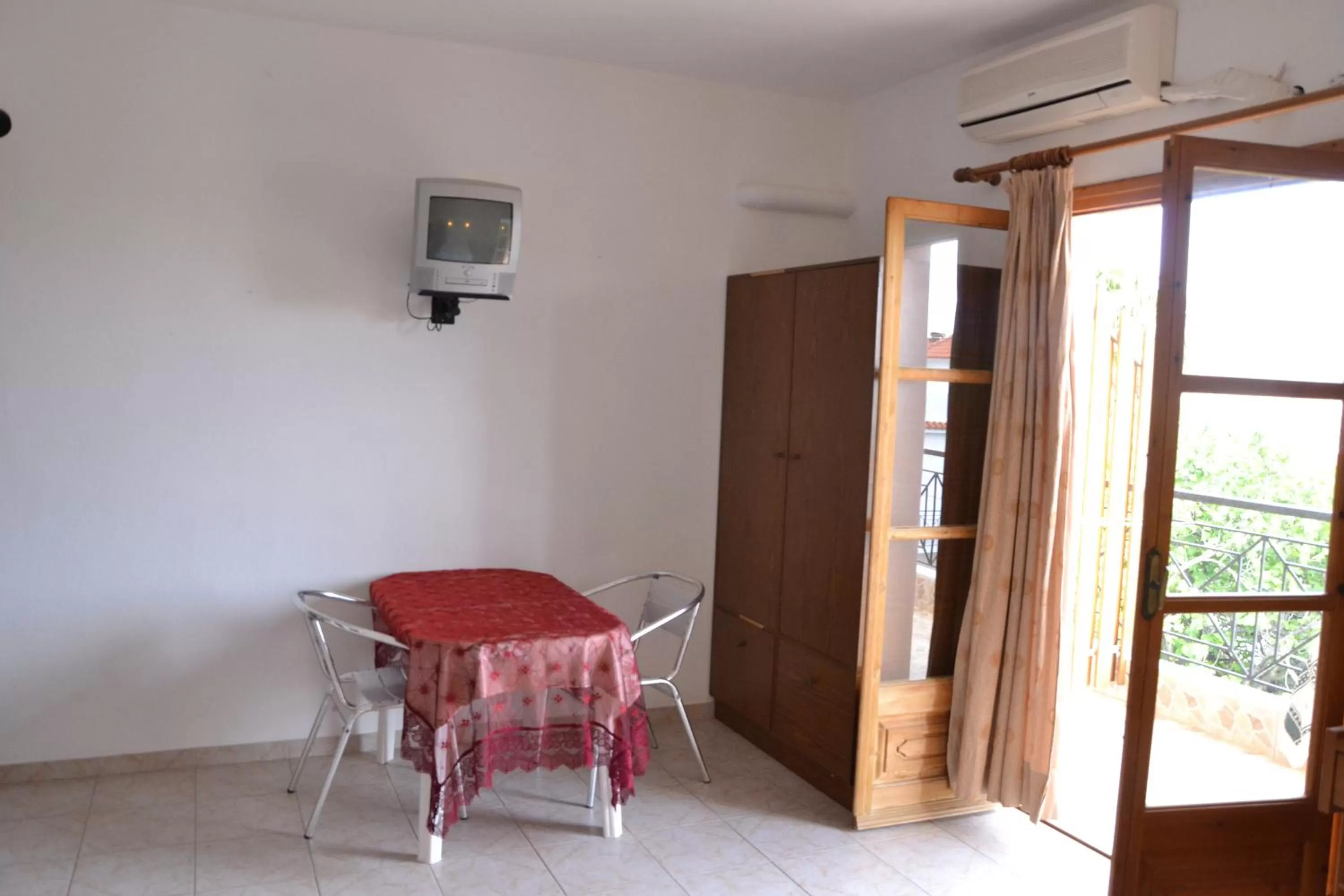 Dining area in skiathos studios HL