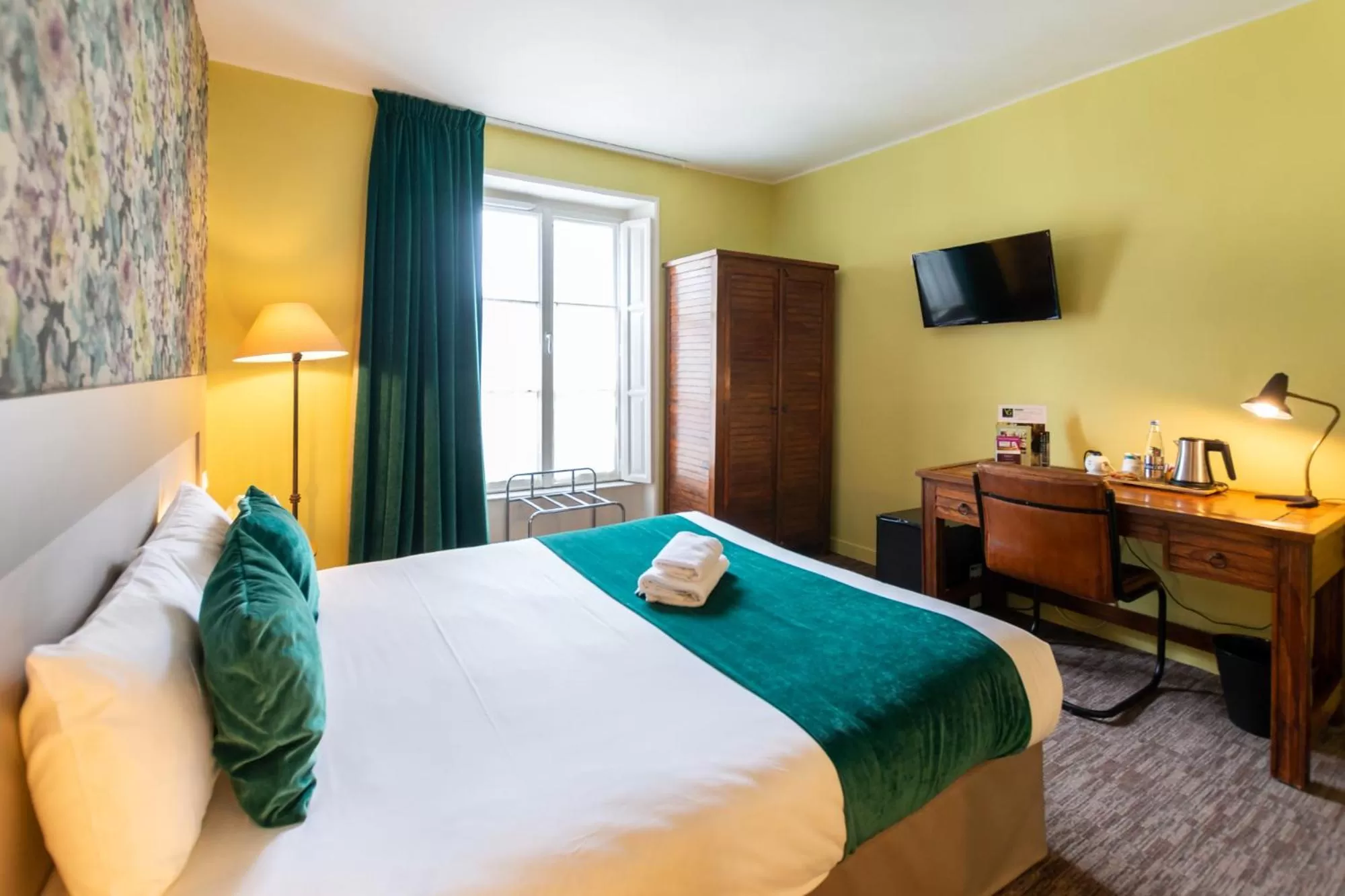 Bed in Logis Hôtel Le Vert Galant