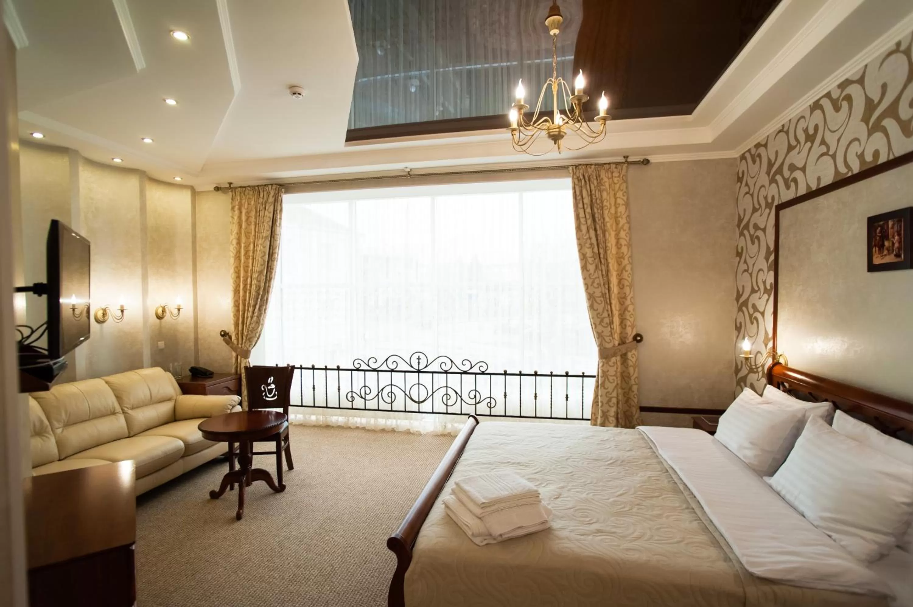 Photo of the whole room, Bed in Harvest