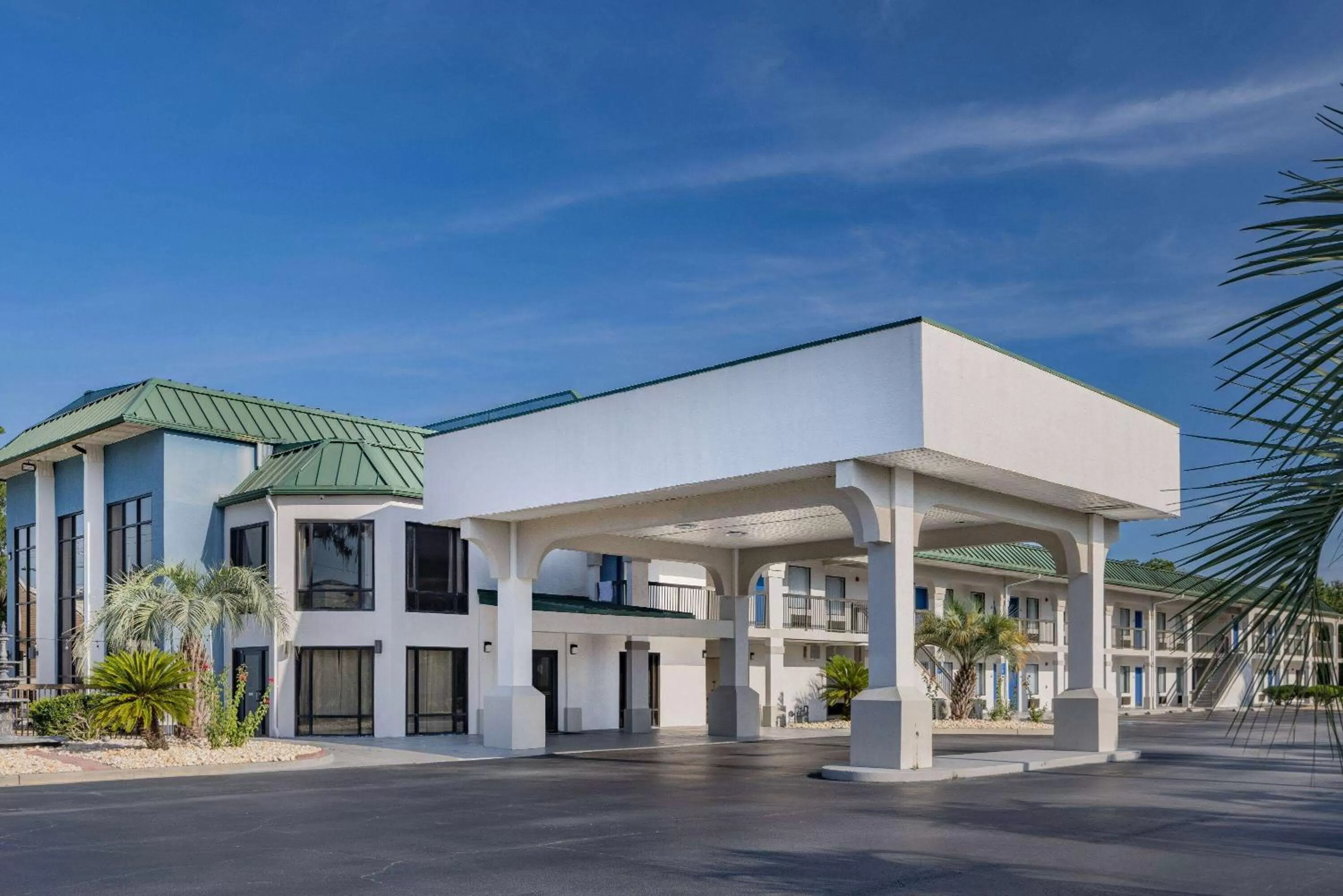 Property building in Days Inn & Suites by Wyndham Savannah Midtown