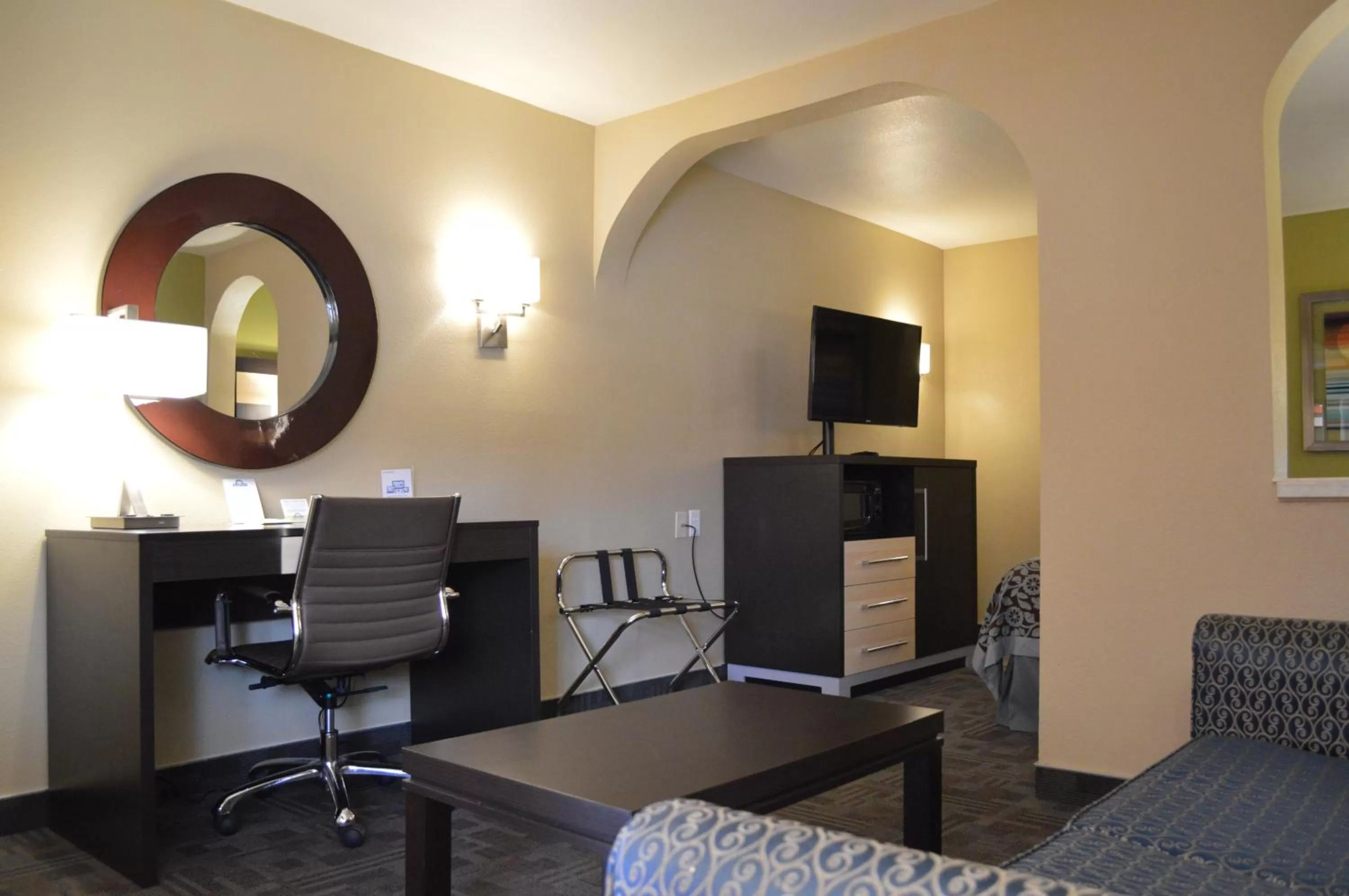 TV and multimedia in Days Inn by Wyndham Carlsbad
