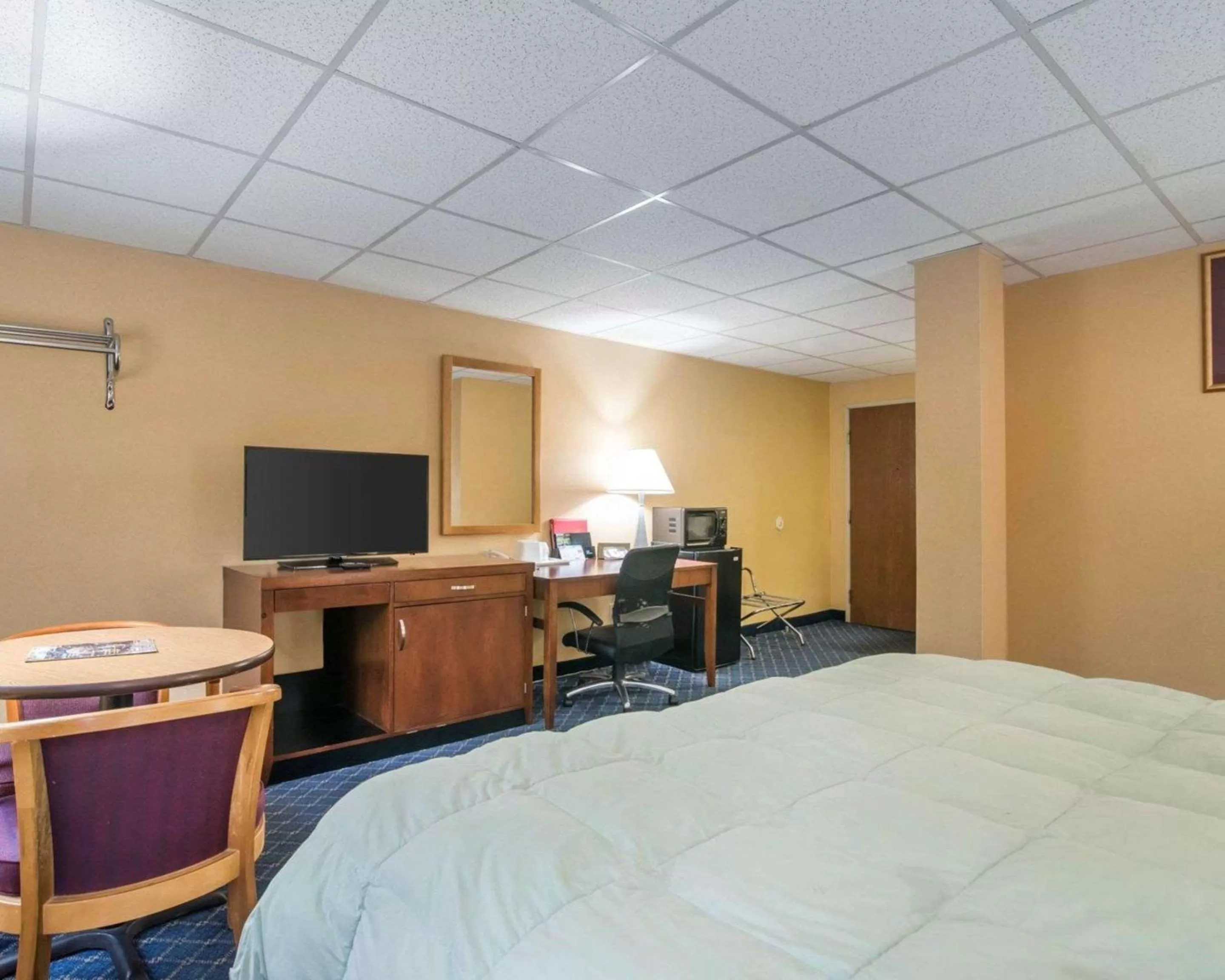 Photo of the whole room, Bed in Econo Lodge Manchester