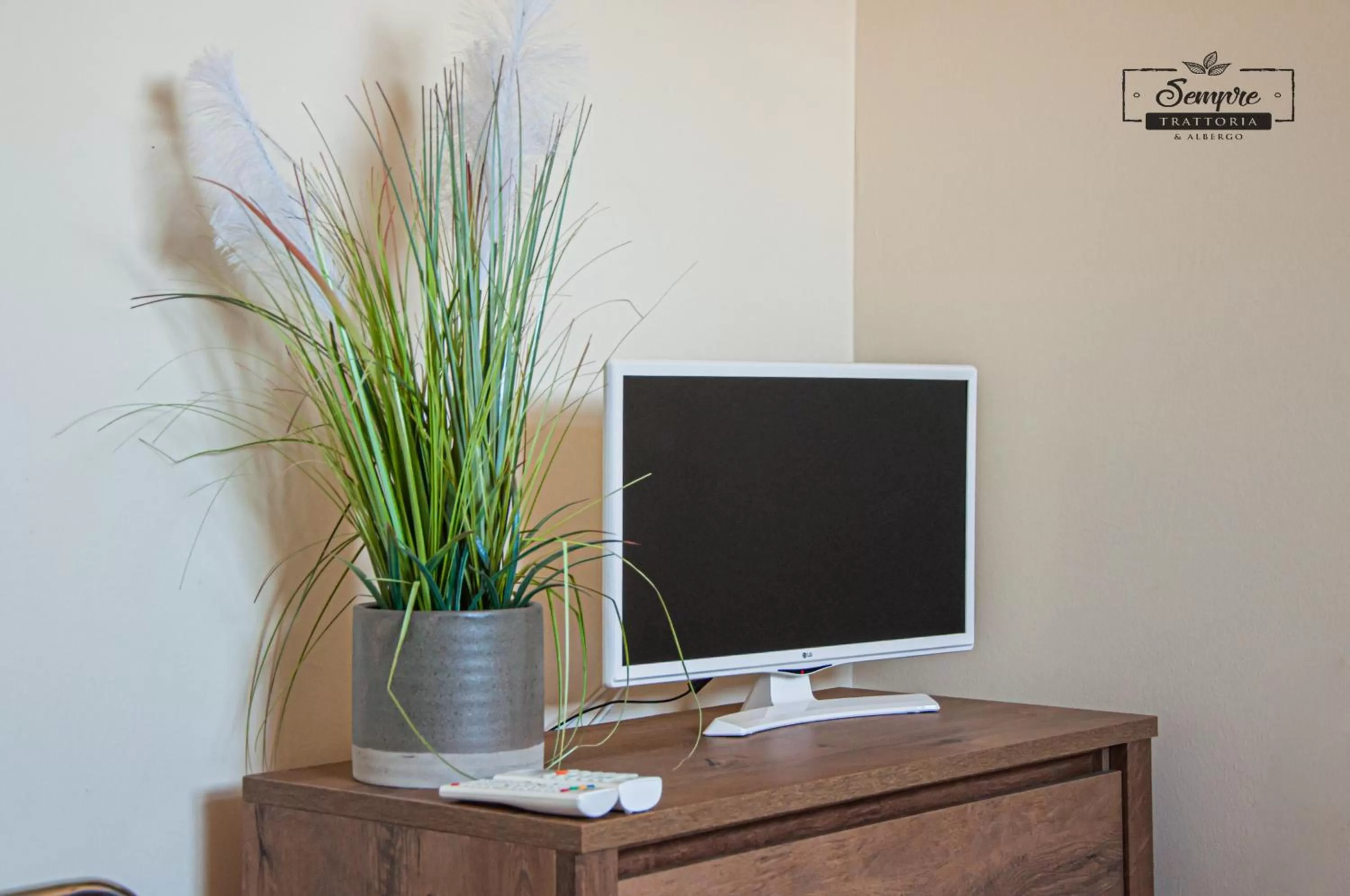 TV/Entertainment Center in Sempre Étterem És Panzió
