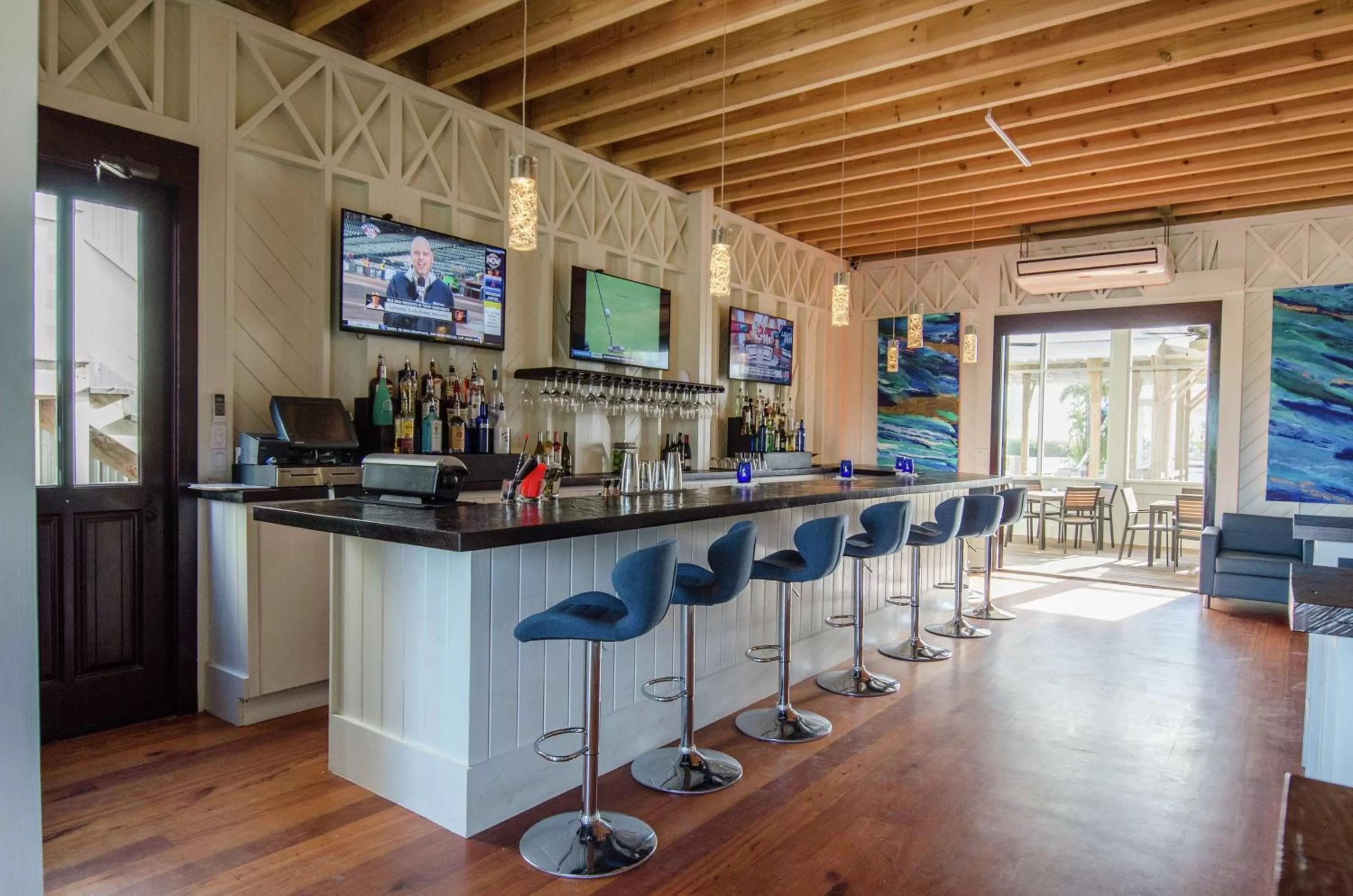 Lounge or bar in Mahogany Bay Resort and Beach Club, Curio Collection