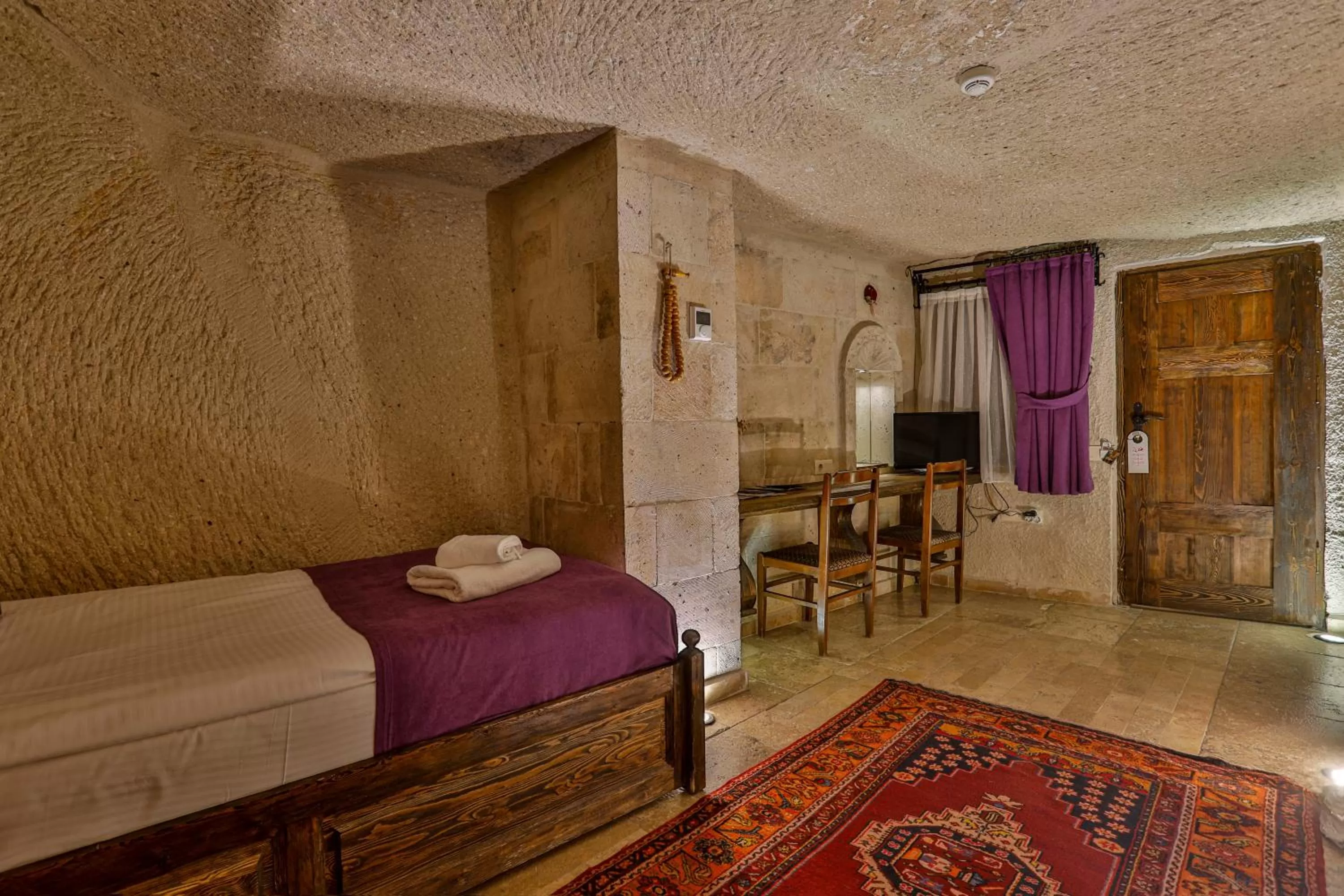 Photo of the whole room, Bed in Hidden Cave Hotel