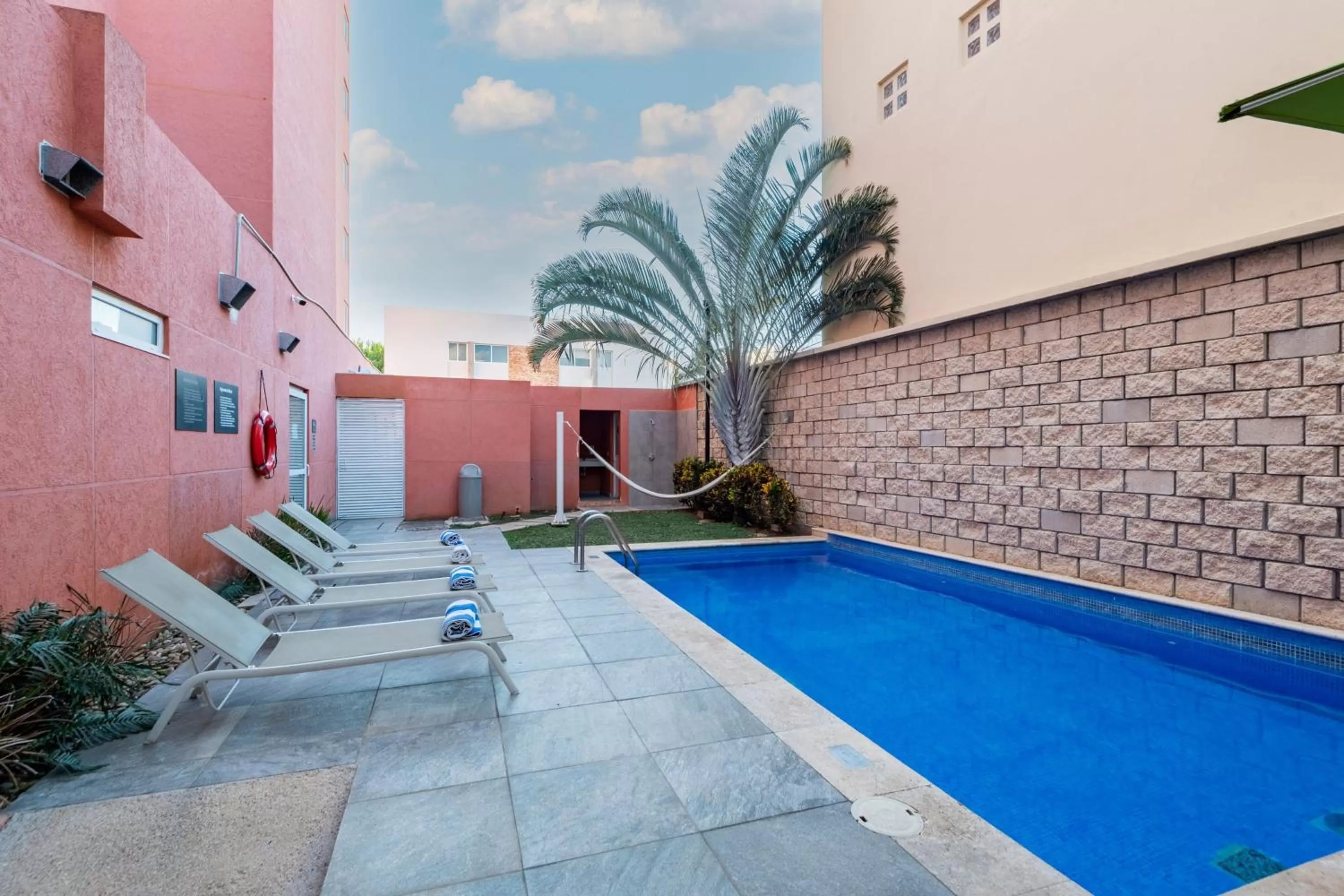 Swimming pool in City Express Junior by Marriott Merida Altabrisa