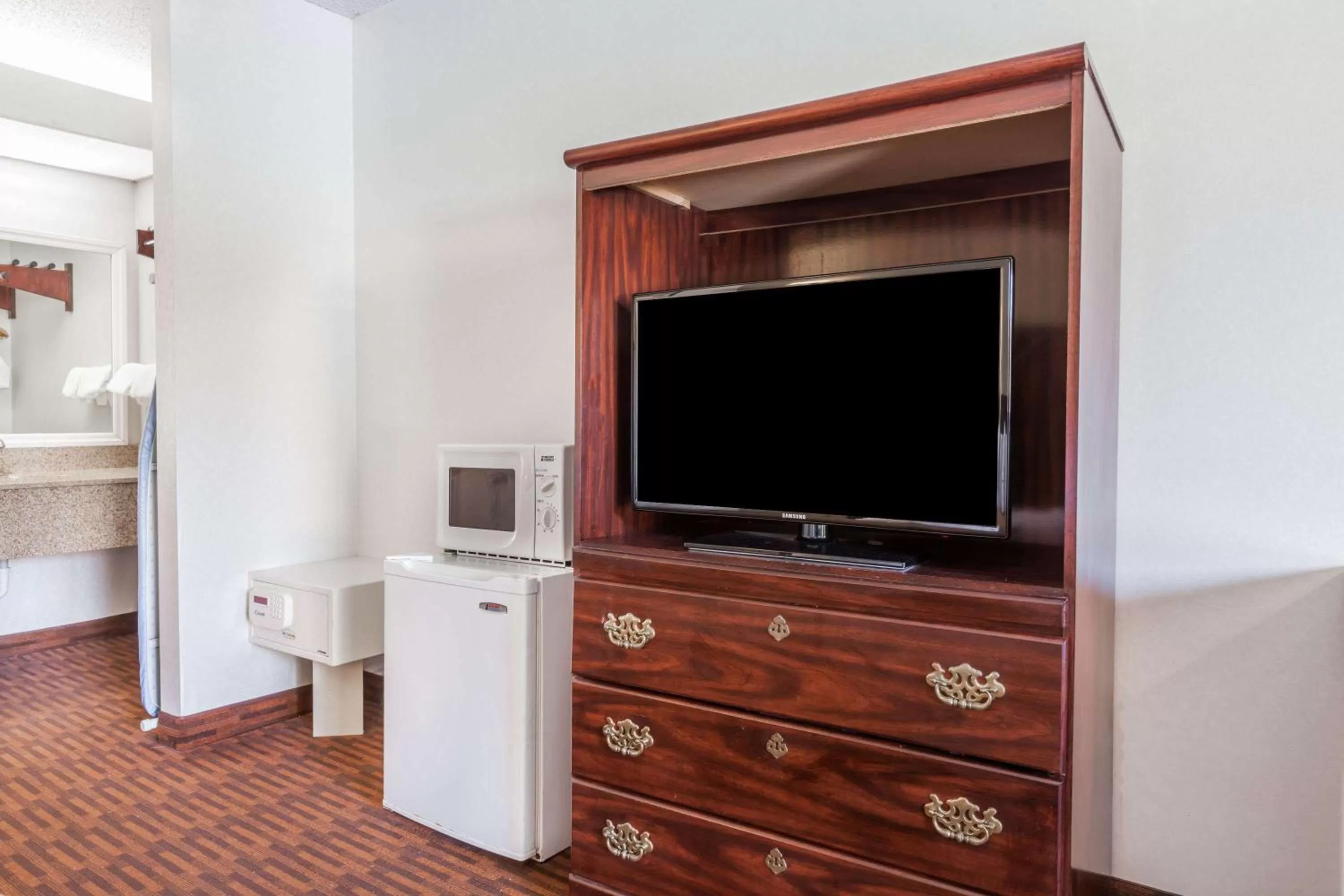 Photo of the whole room in Howard Johnson by Wyndham Albany