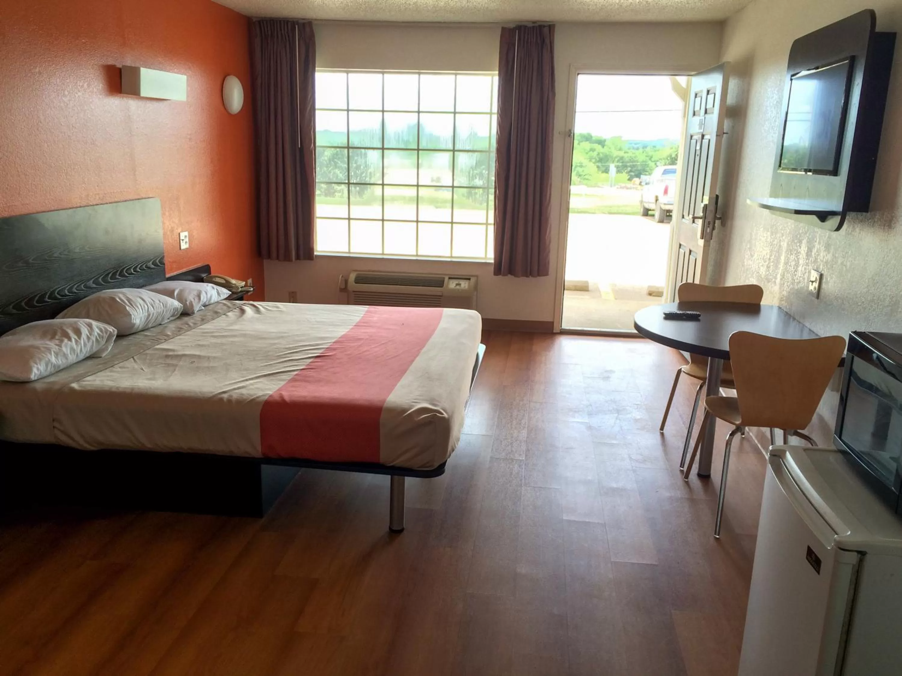 Photo of the whole room, Bed in Motel 6-Waxahachie, TX