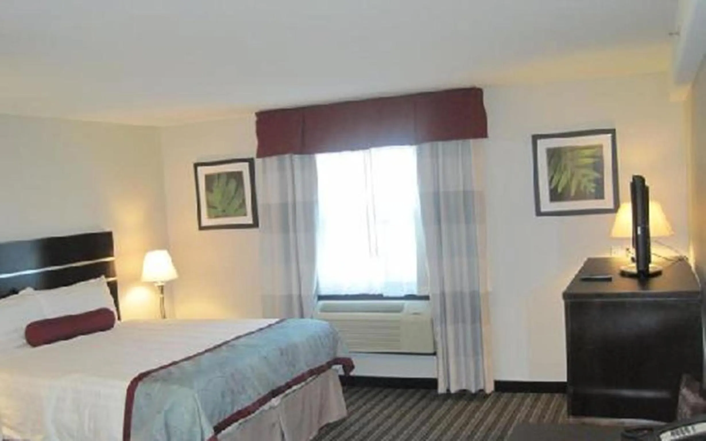 Bedroom, Bed in Super 8 by Wyndham Saskatoon Near Downtown
