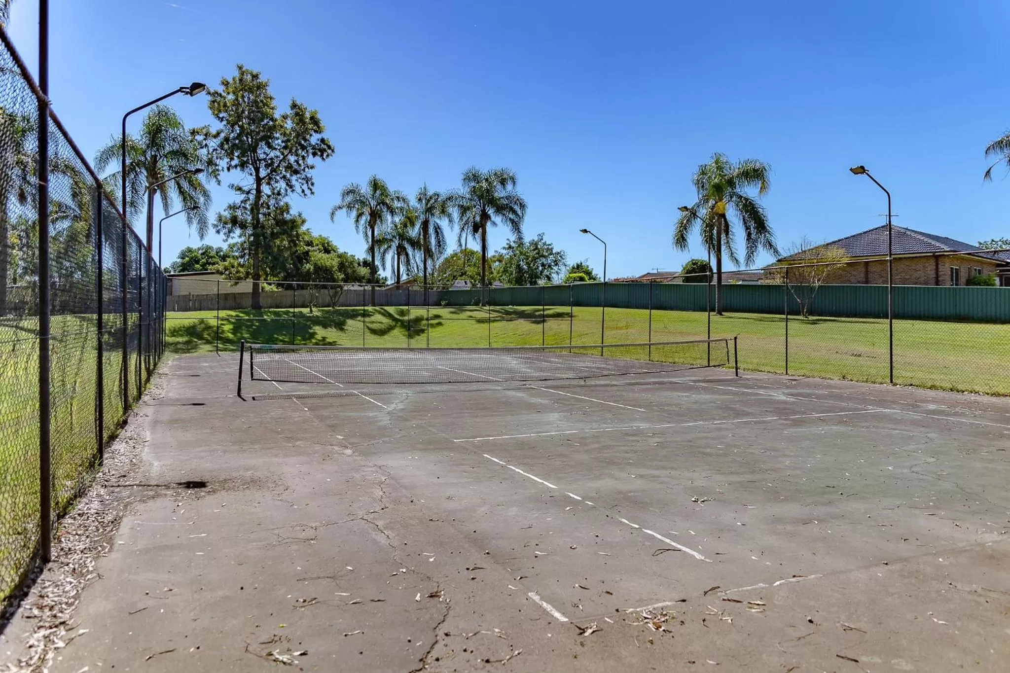 Tennis court in Charbonnier Motor Inn