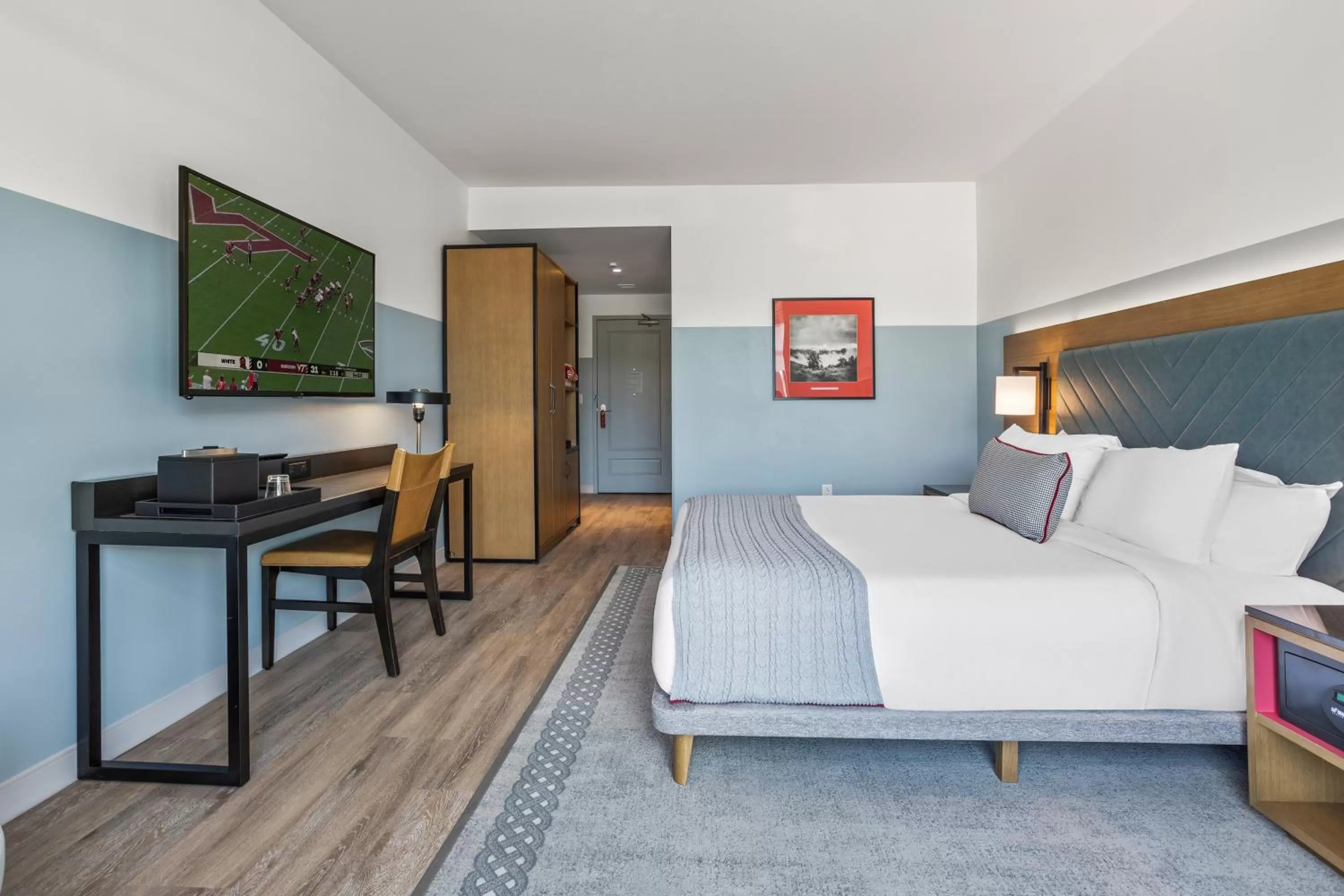 TV and multimedia, Bed in The Highlander at Radford, Tapestry Collection by Hilton