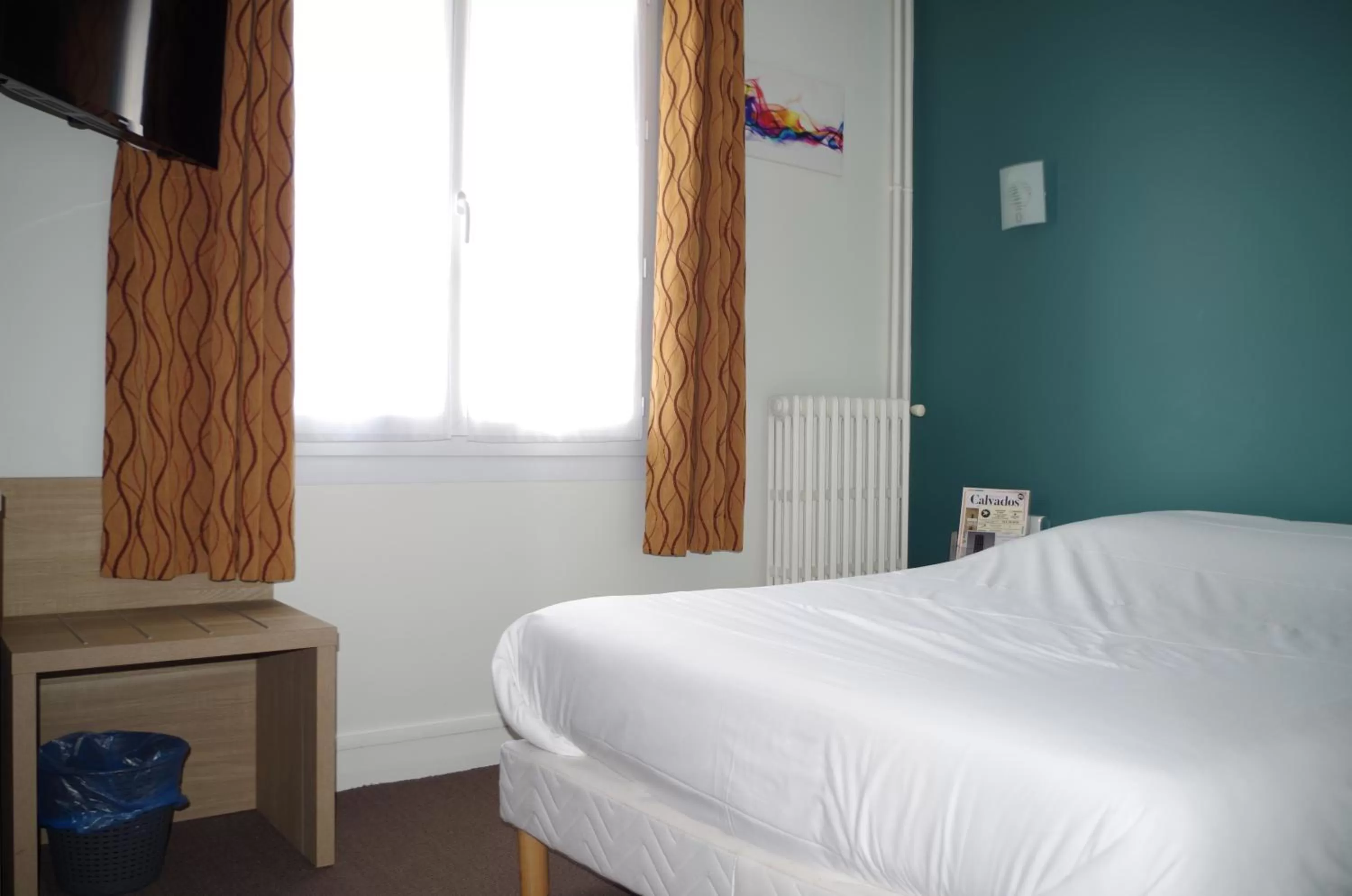 Photo of the whole room, Bed in The Originals City, Hôtel Le Savoy, Caen