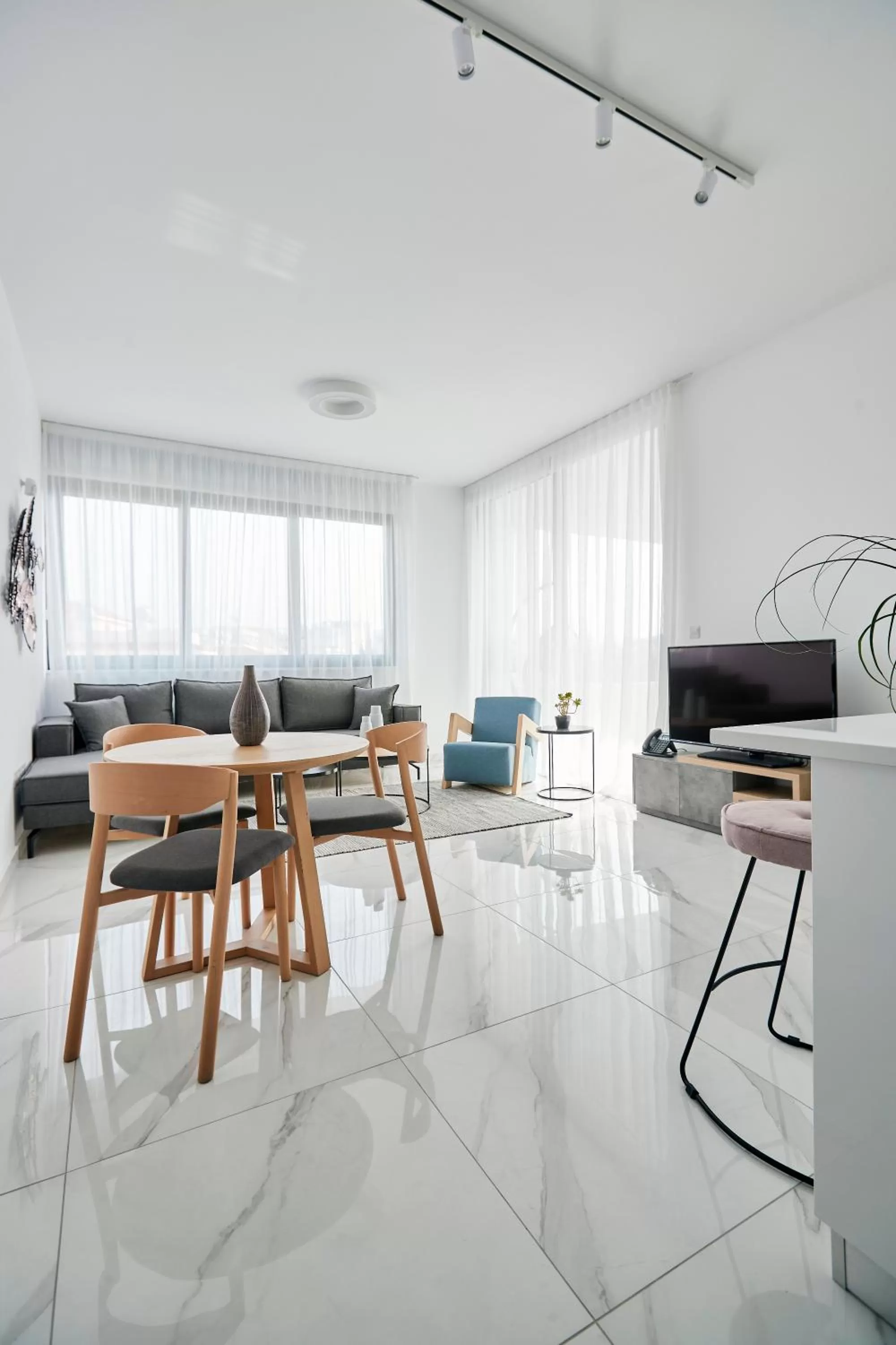 Executive One-Bedroom Apartment with Sea View in Downtown Park