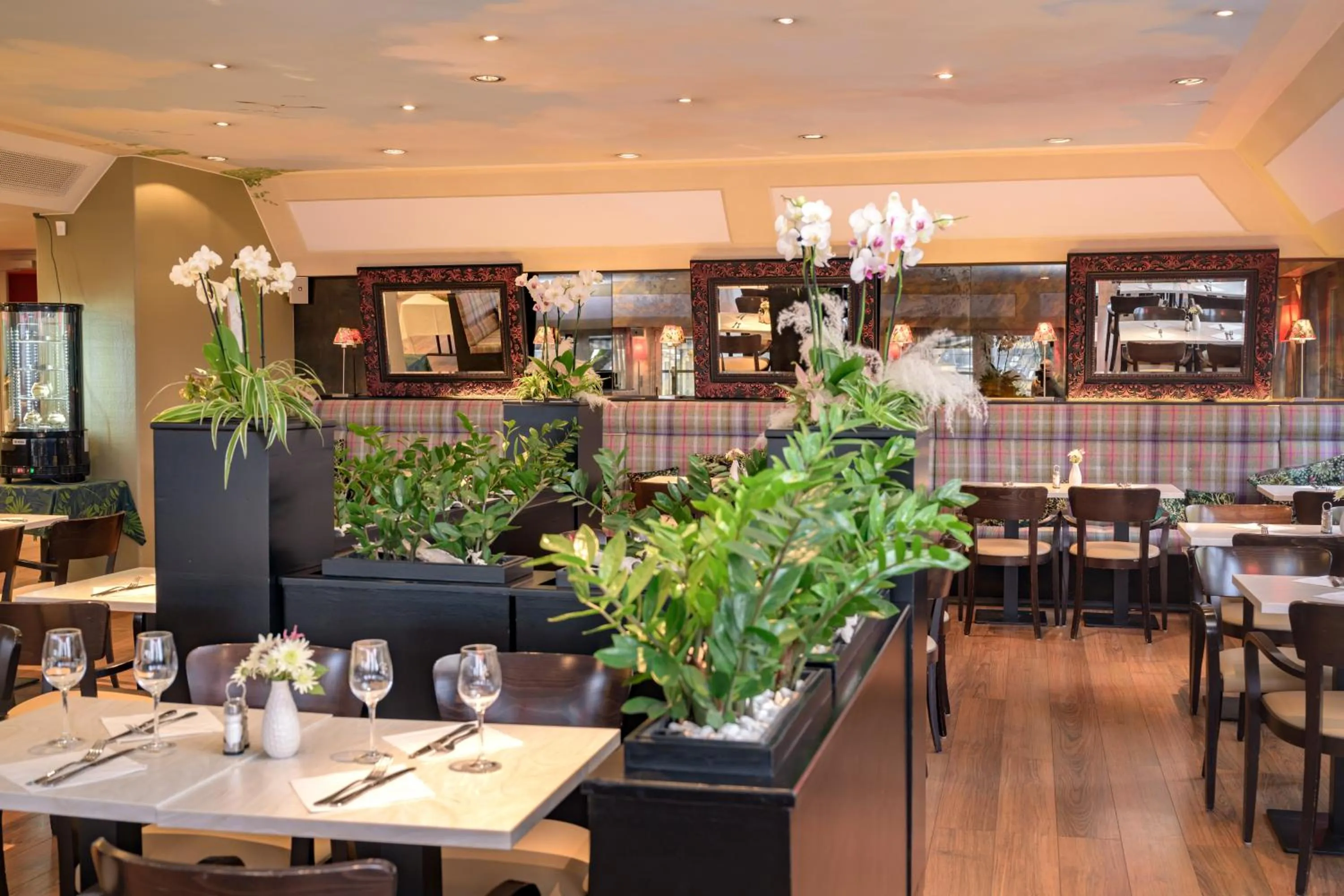 Restaurant/places to eat in Hotel Parc Plaza