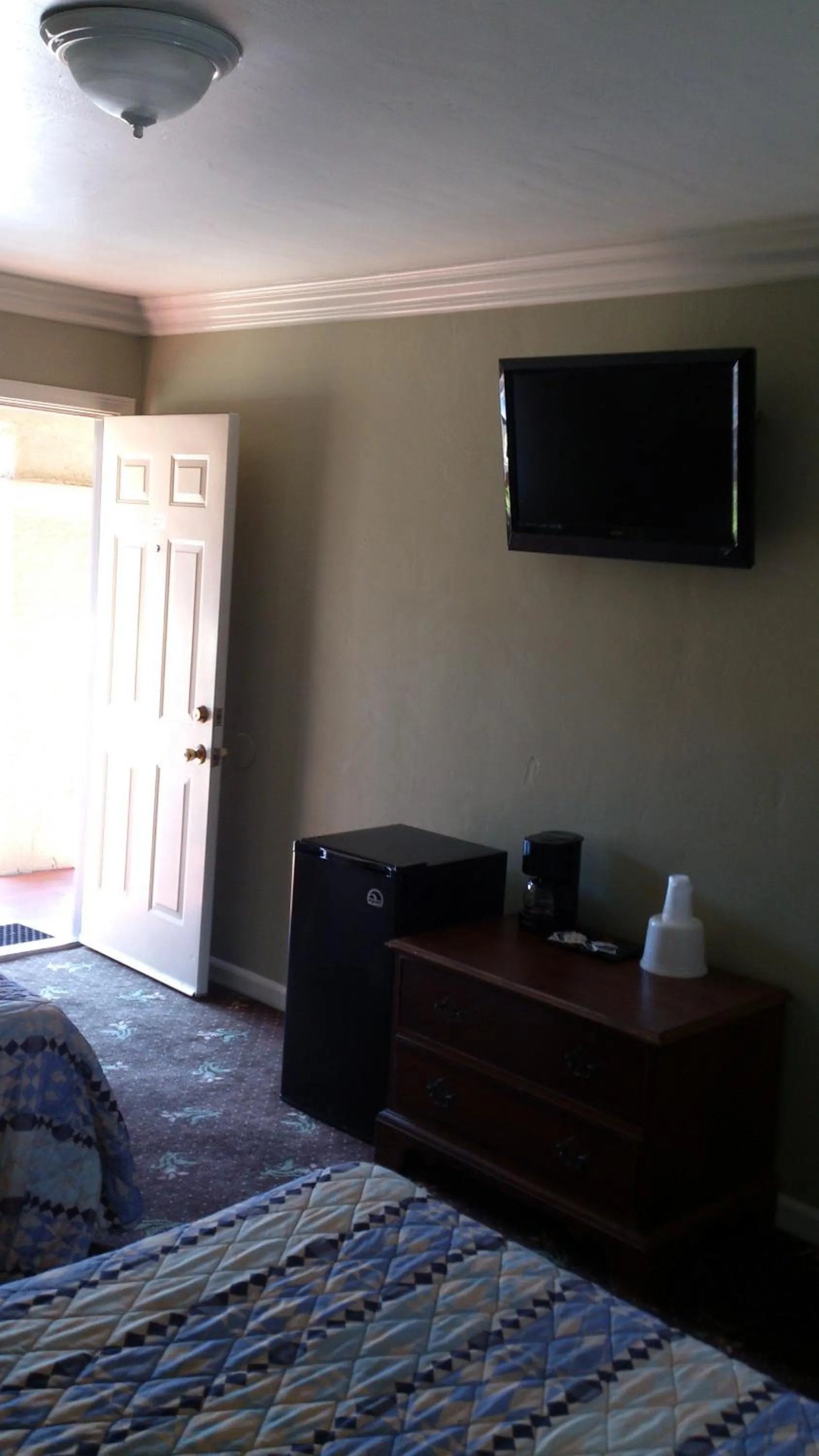 Decorative detail, Bed in Santa Ana Travel Inn