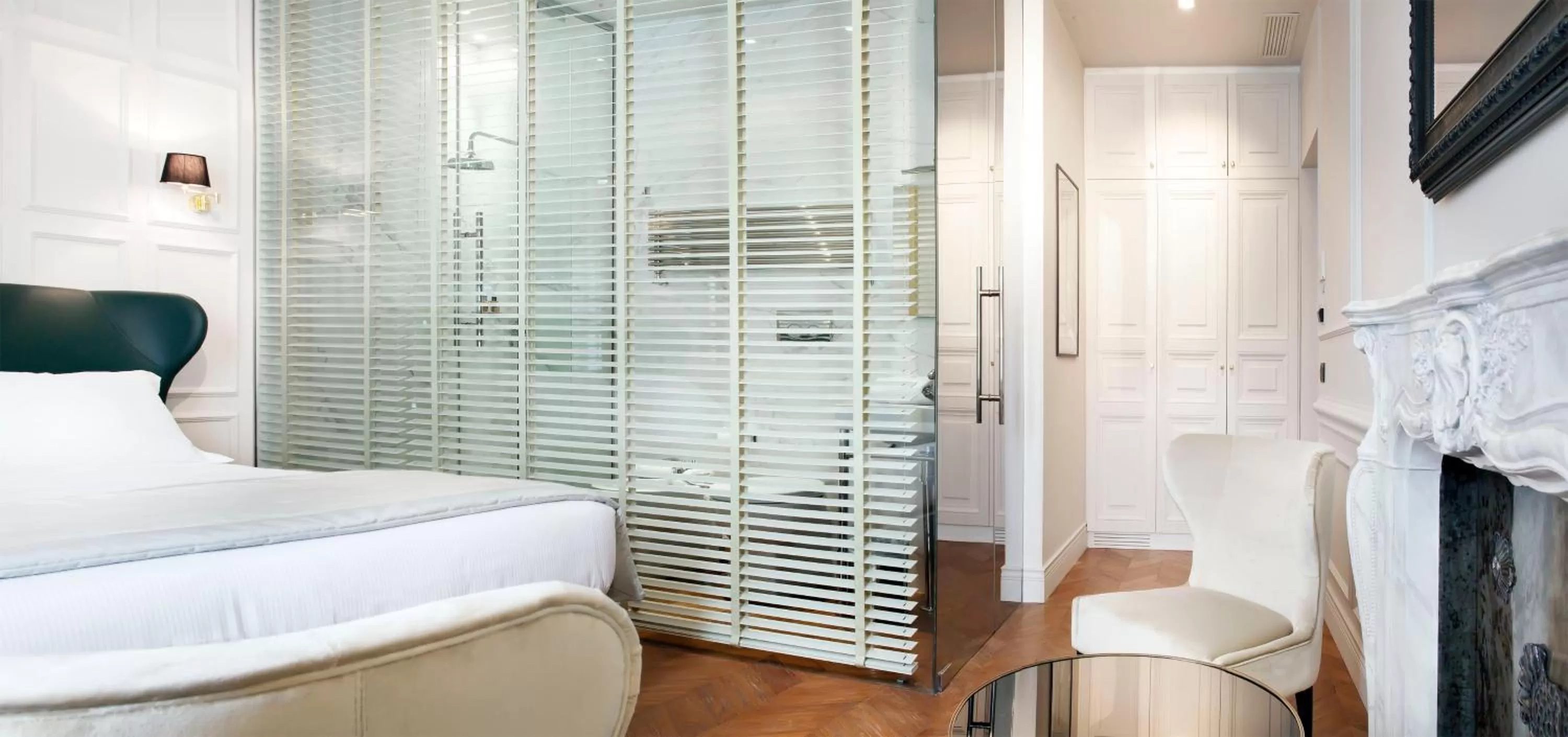 Bathroom, Bed in Hotel The Corner Roma