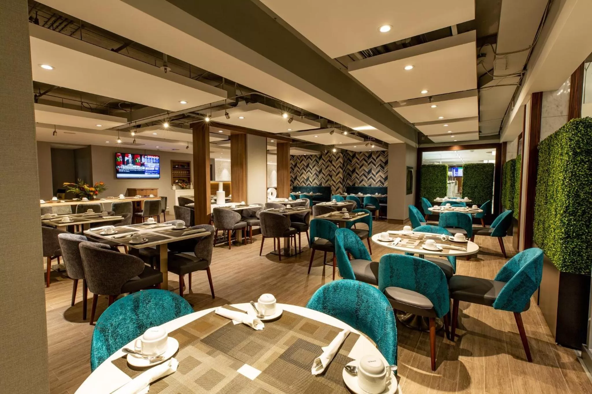 Restaurant/places to eat in Holiday Inn Toronto Downtown Centre by IHG