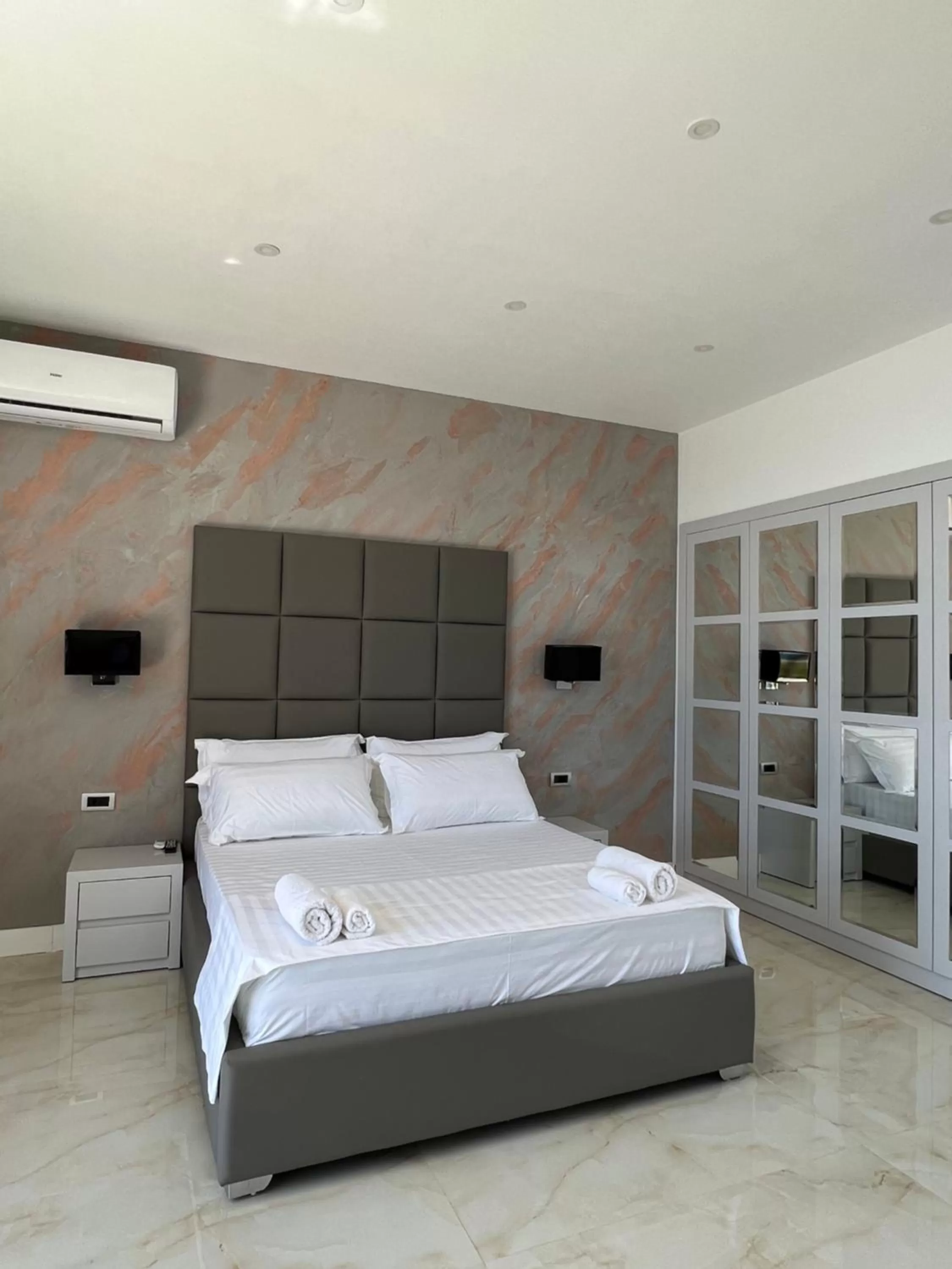 Bed in Hotel Victoria