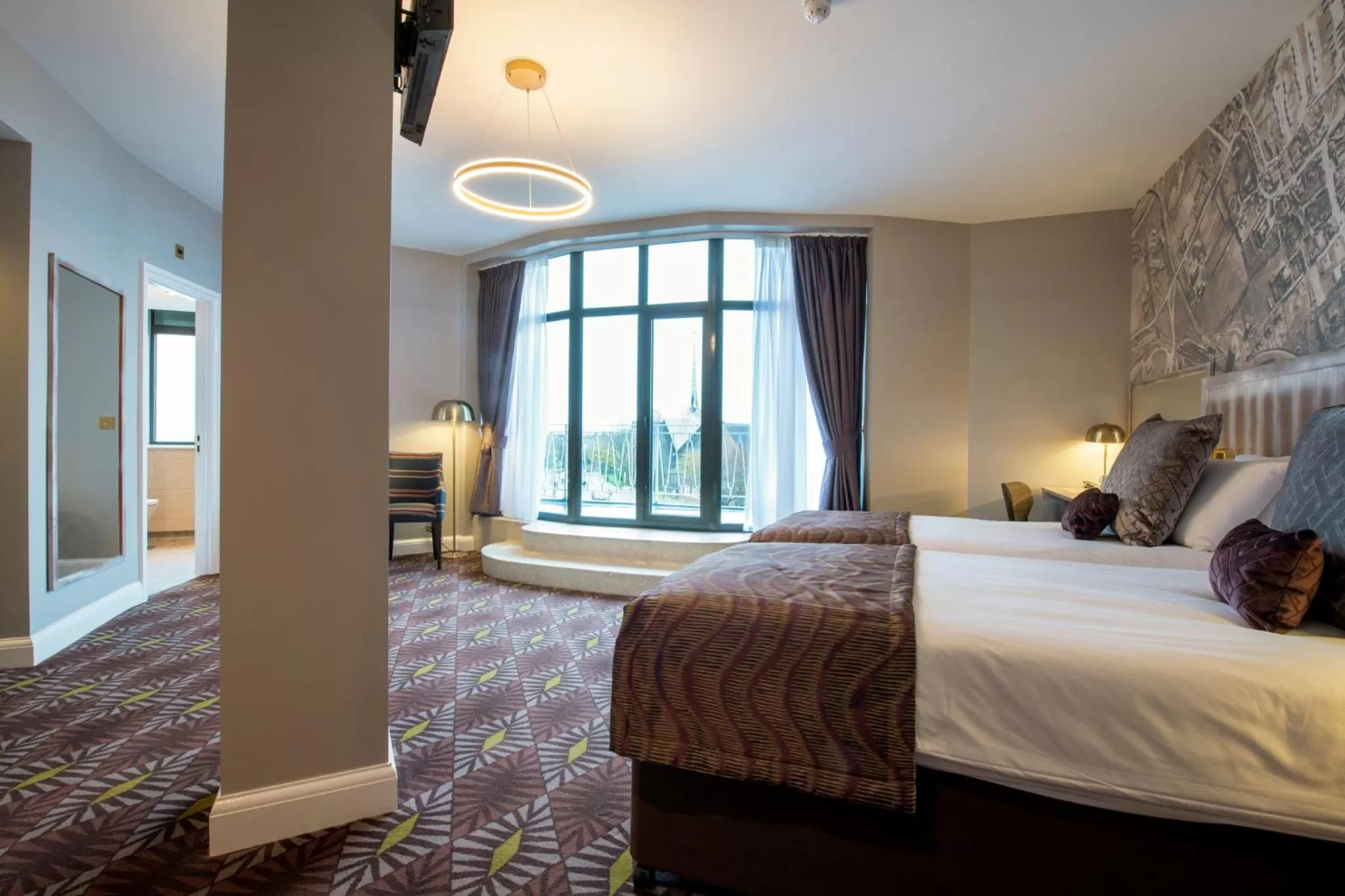 Photo of the whole room, Bed in The Saxon Crown Wetherspoon