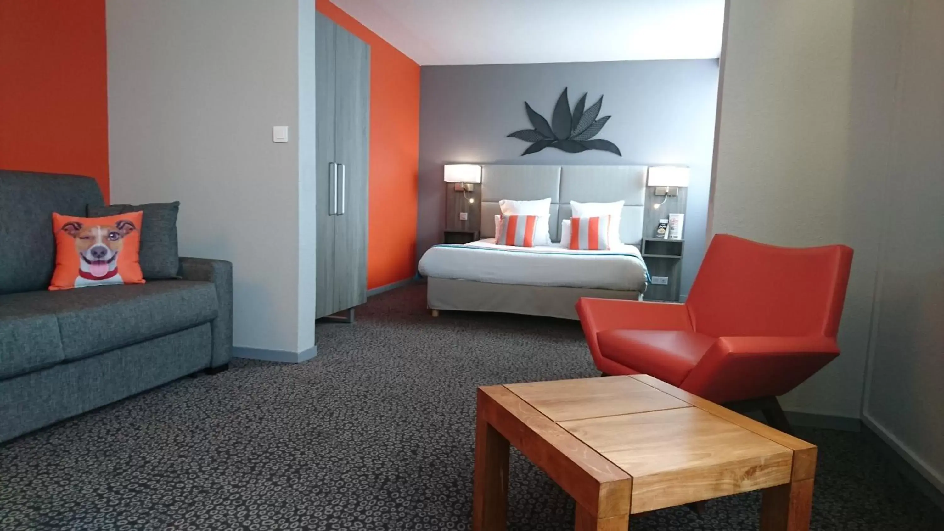 Quadruple Room with 1 Double Bed and 1 sofa bed in Kyriad Prestige - Bordeaux Aeroport Quadruple Room with 1 Double Bed and 1 sofa bed in Kyriad Prestige - Bordeaux Aeroport
