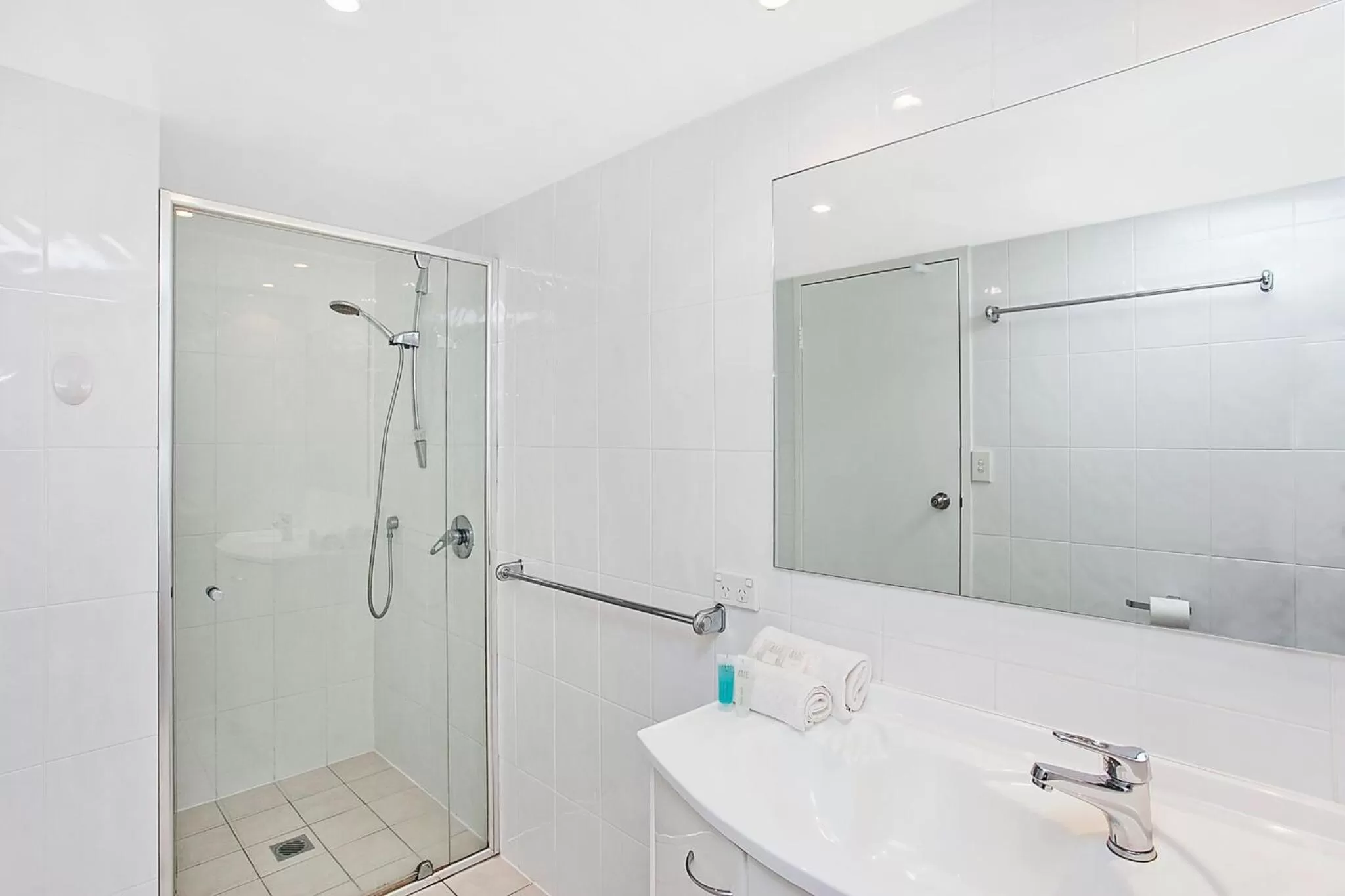 Bathroom in Solnamara Beachfront Apartments