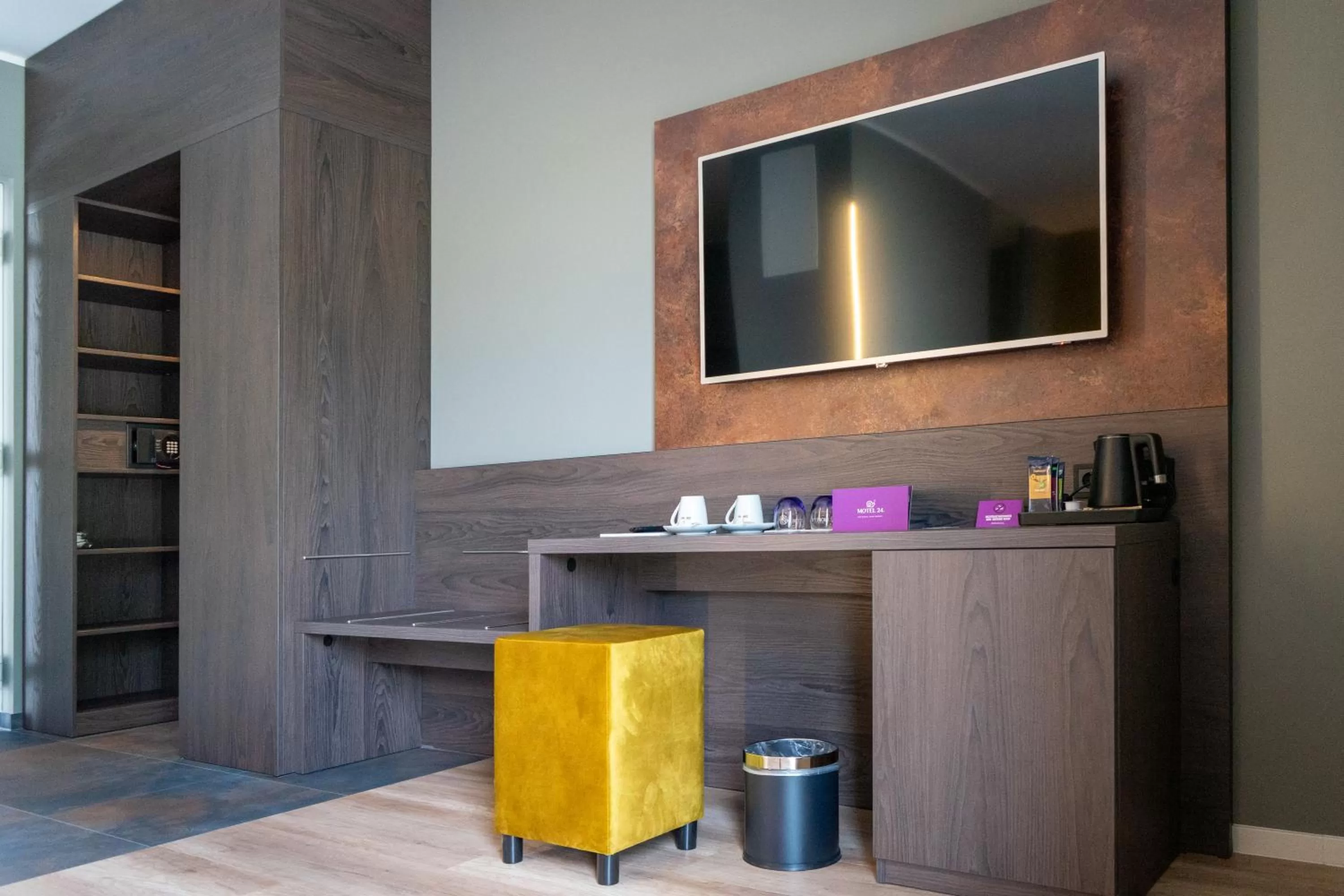 TV/Entertainment Center in Motel24