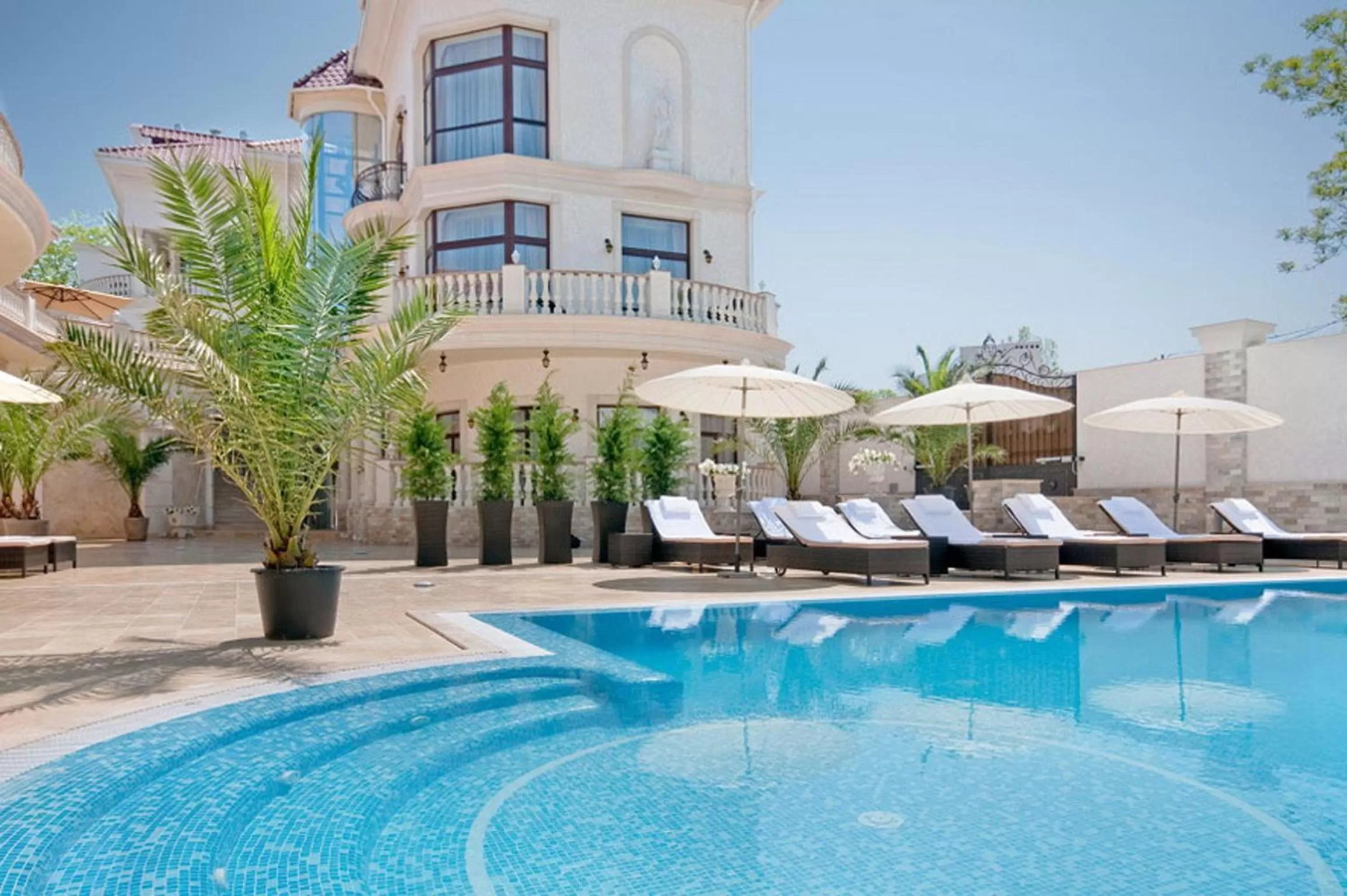 Swimming Pool in Villa le Premier Maestro