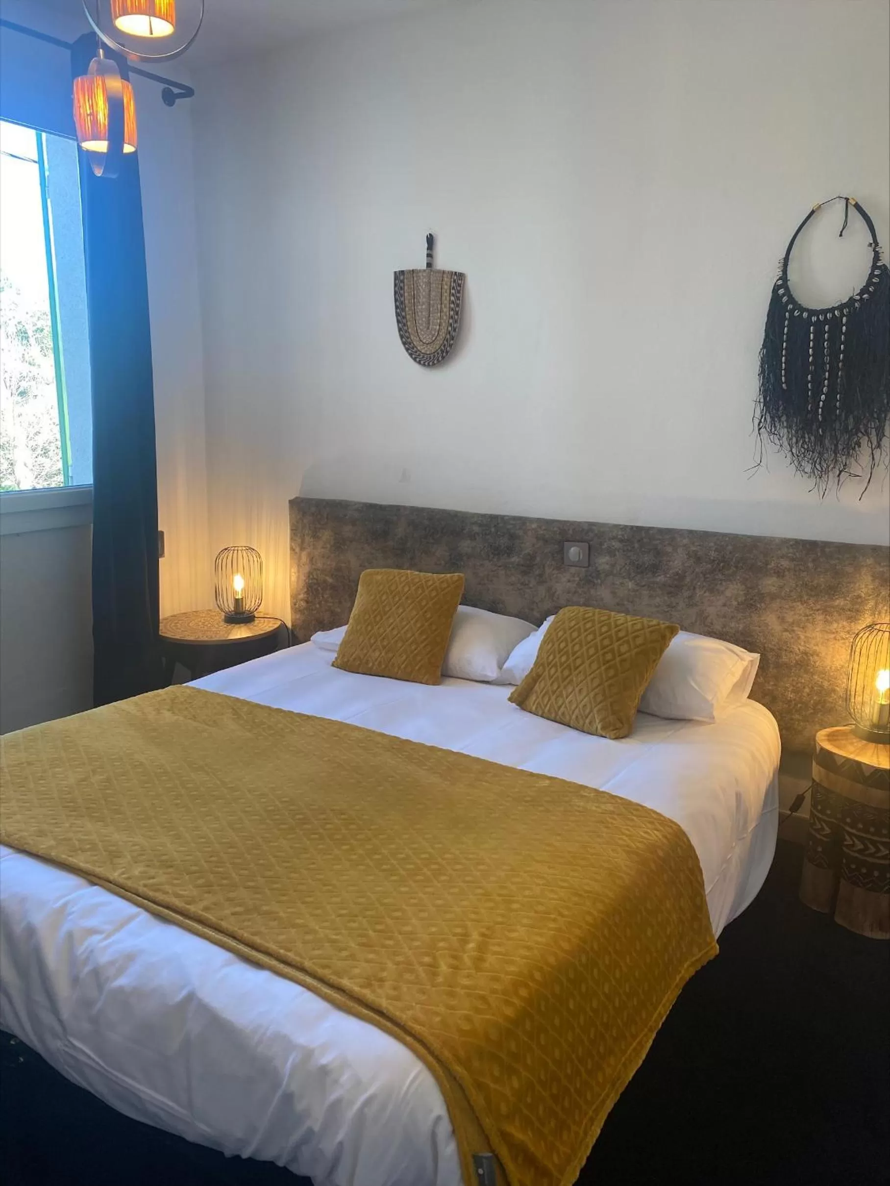 Bed in Le Plan B - Hôtel 3 étoiles - Restaurant